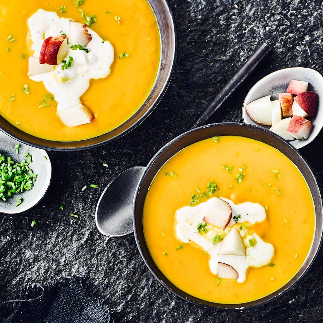 Köstliche Suppe aus Hokkaido-Kürbis und weißen Weinberg-Pfirsichen. Ingwer gibt der Suppe eine ganz bestimmte Würze, probieren Sie es!