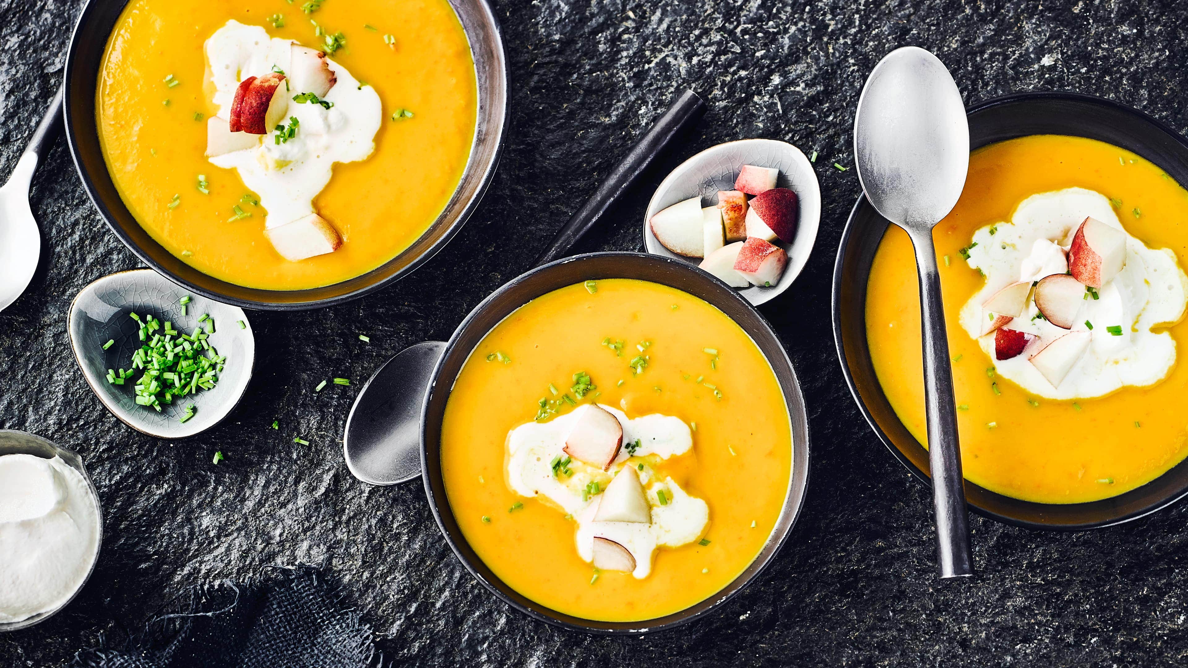 Kürbissuppe mit Pfirsichen Köstliche Suppe aus Hokkaido-Kürbis und weißen Weinberg-Pfirsichen. Ingwer gibt der Suppe eine ganz bestimmte Würze, probieren Sie es!