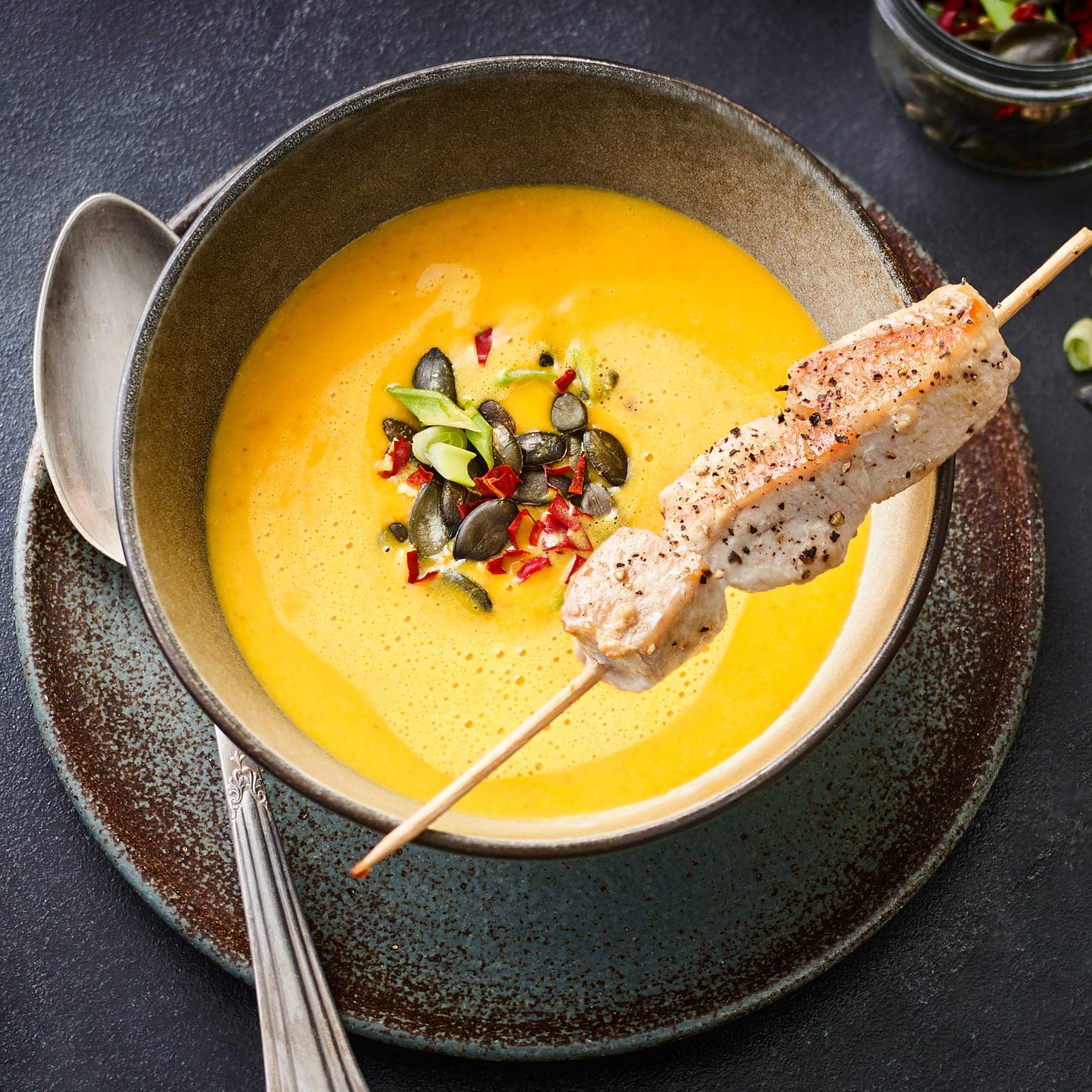 Unsere köstliche Suppe aus Hokkaido-Kürbis mit exotischem Zitronengras - passend dazu Hühnerspieße. Probieren Sie unsere Kürbis-Schaumsuppe!