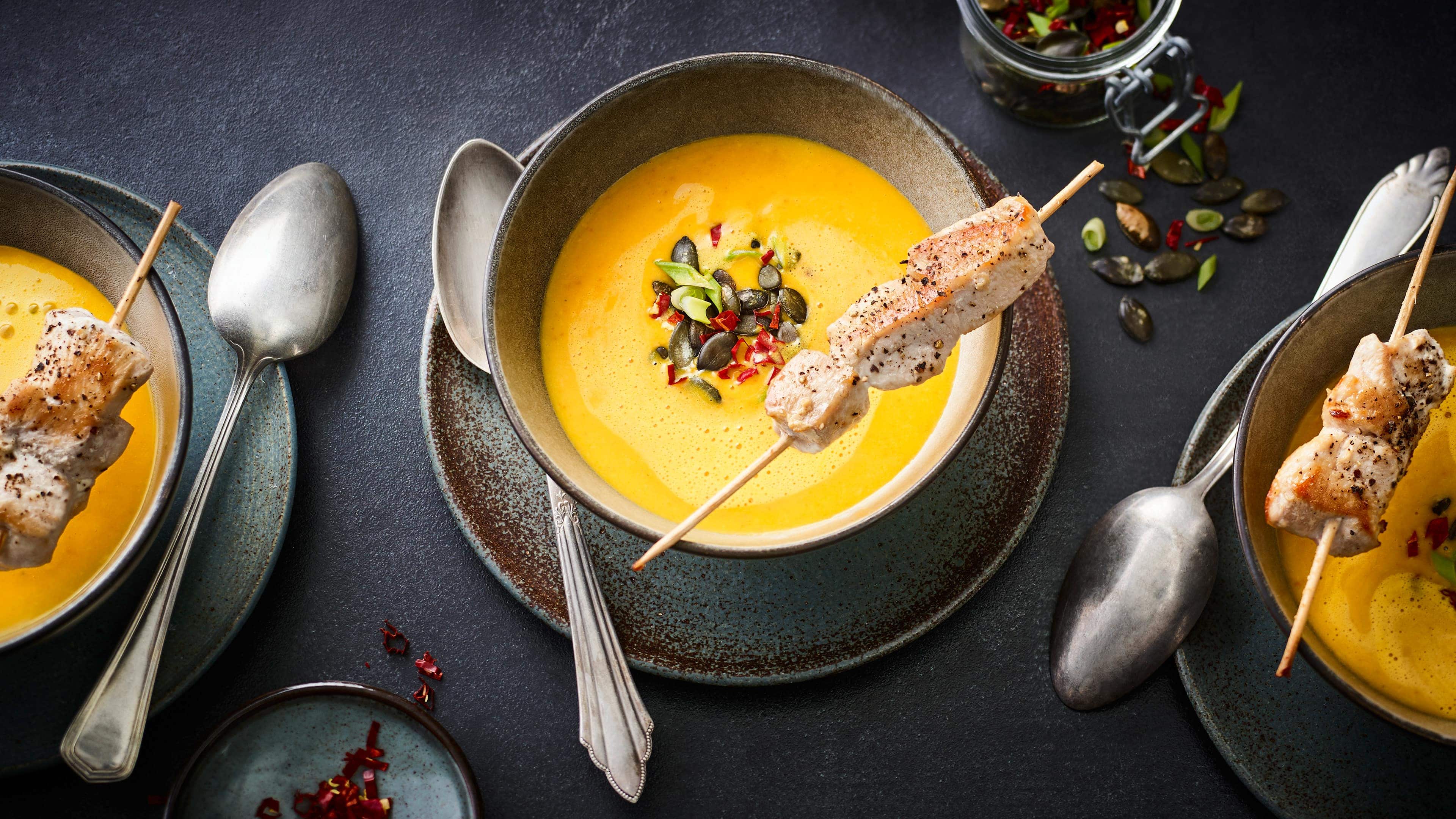 Kürbis-Schaumsuppe Unsere köstliche Suppe aus Hokkaido-Kürbis mit exotischem Zitronengras - passend dazu Hühnerspieße. Probieren Sie unsere Kürbis-Schaumsuppe!