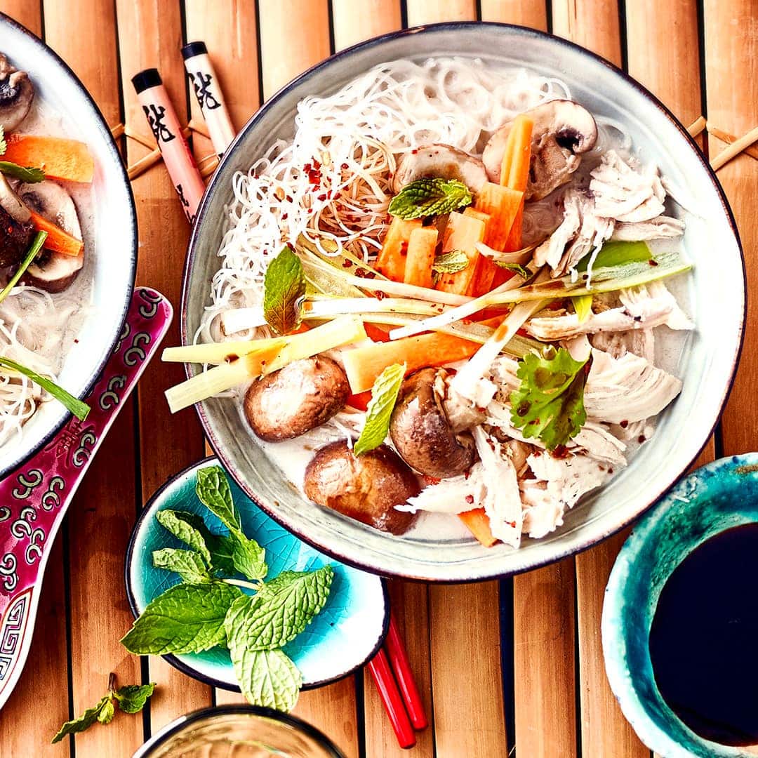 Die Tom-Kha-Gai-Suppe nach unserem Rezept ist in nur 30 Minuten zubereitet: Kochen Sie eine wohltuende Hühnersuppe mit Kokosmilch, Gemüse und Reisnudeln.