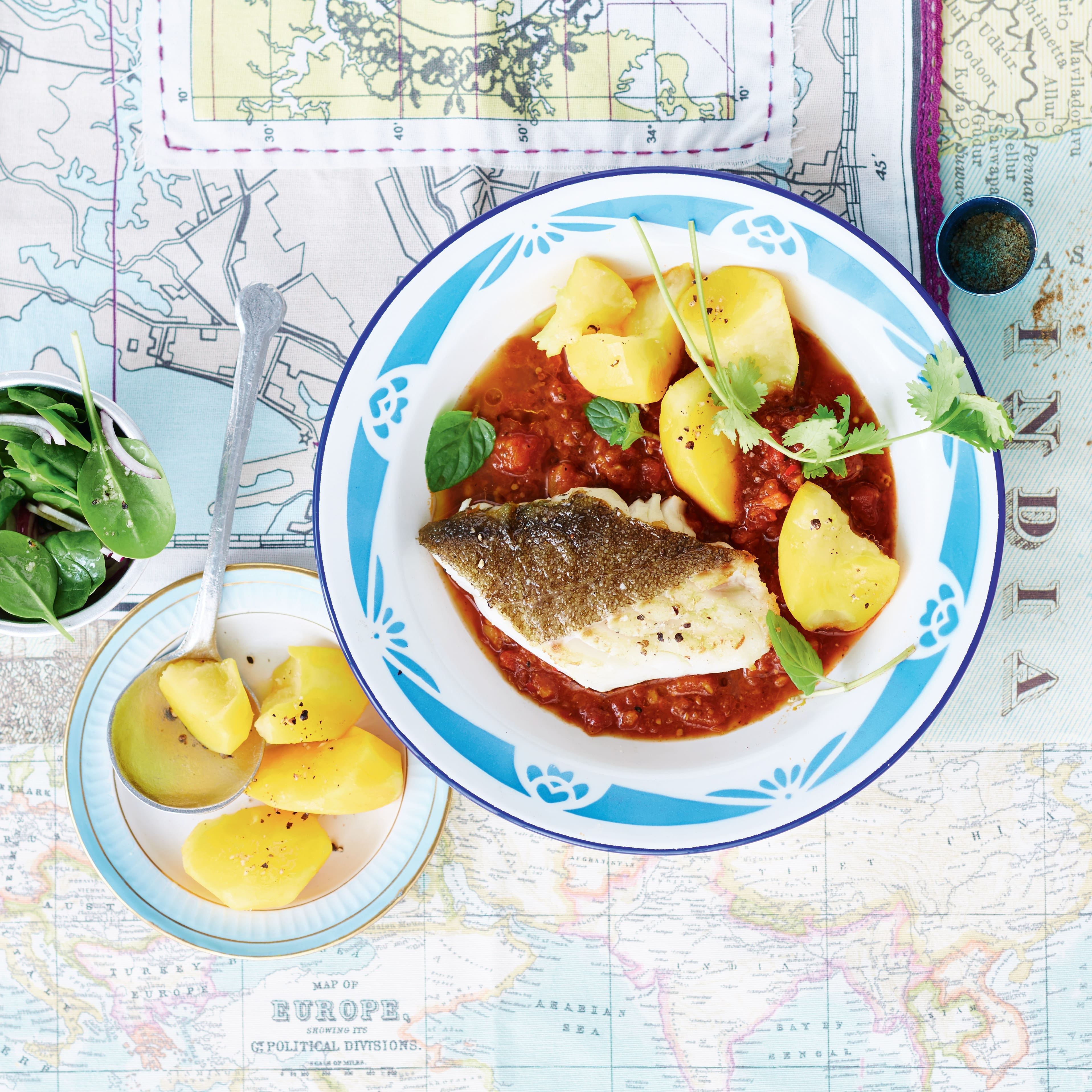 Kabeljausteaks mit rotem Curry, Kurkuma-Kartoffeln und Spinatsalat