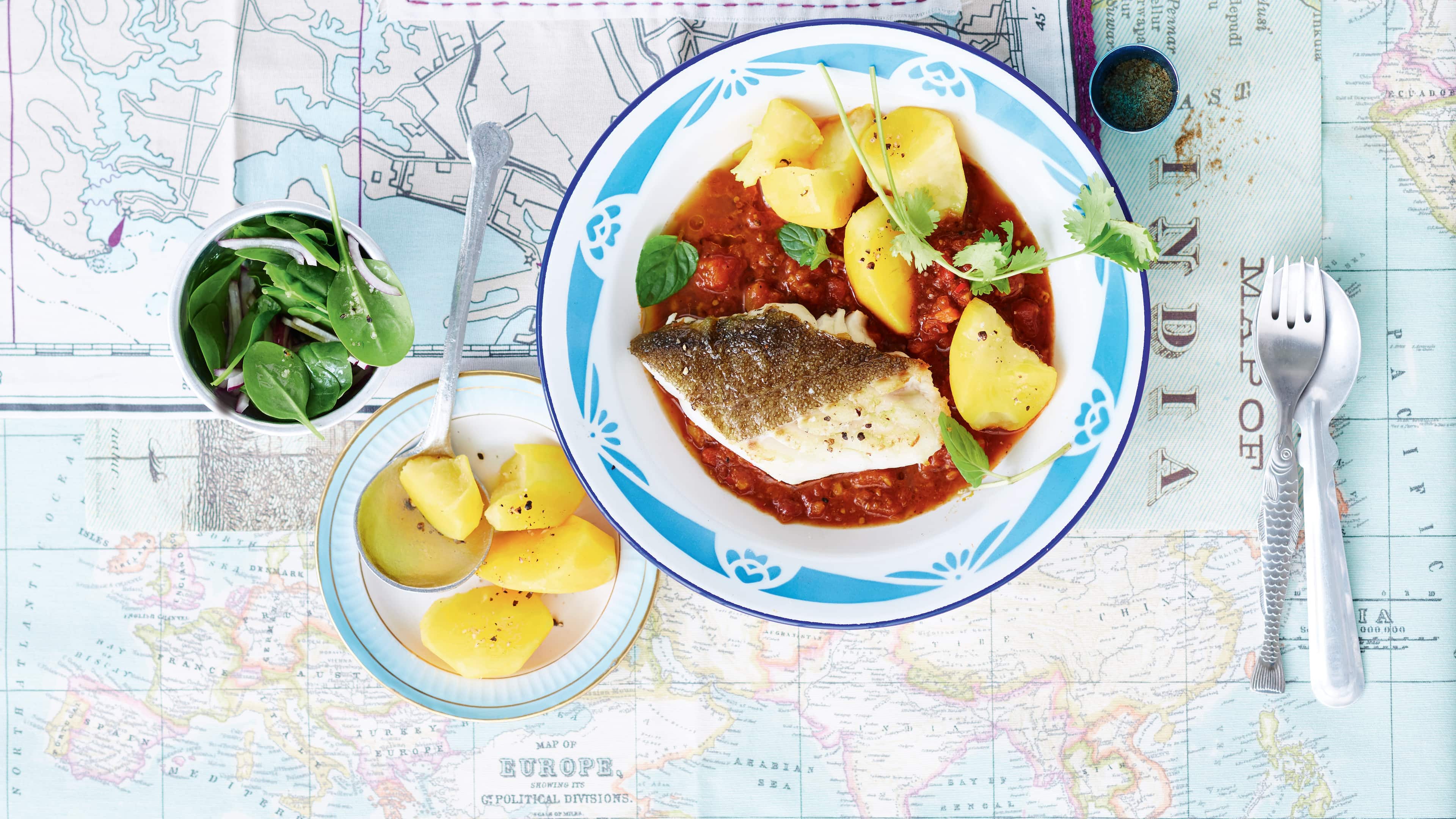 Kabeljausteaks Kabeljausteaks mit rotem Curry, Kurkuma-Kartoffeln und Spinatsalat