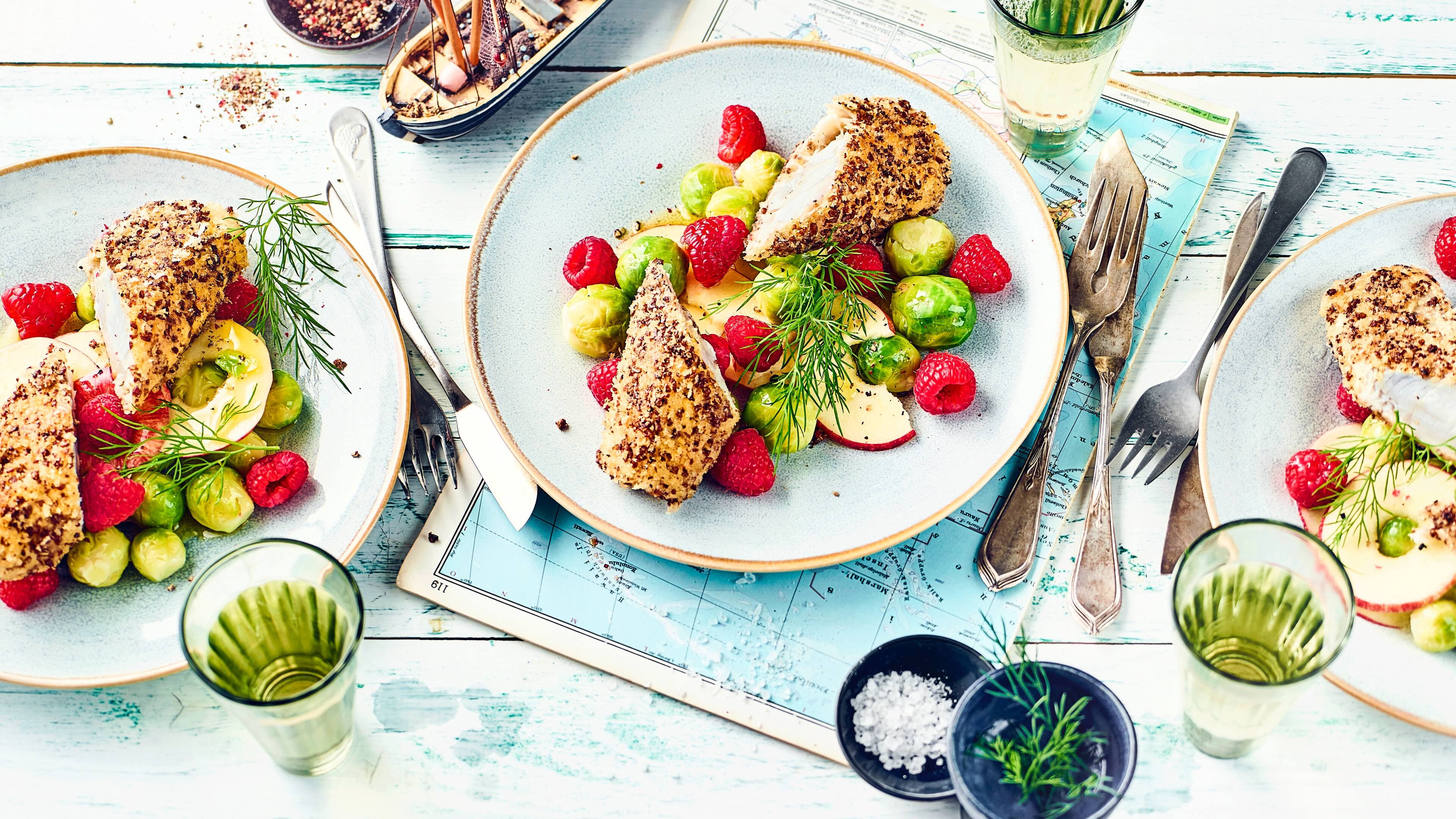 Seelachsfilet in Panade Knusprige Schwarzbrotkruste, saftiges Fischfilet: Probieren Sie unser Rezept für paniertes Seelachsfilet aus! Dazu gibt's Rosenkohlsalat mit Äpfeln und feinem Ingwer-Dressing.