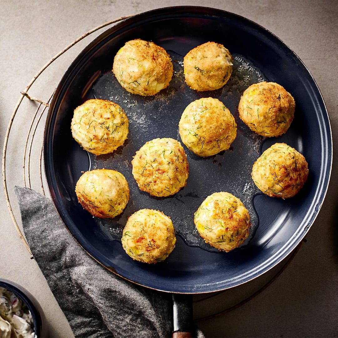 Genießen Sie eine raffinierte Zwischenmahlzeit wie am Meer: Probieren Sie unser Rezept für pikante Fischbällchen aus Kabeljau-Filet, Knoblauch, Ei und Paniermehl an würzigem Schmand-Dip mit Crème fraiche und Pumpernickel!