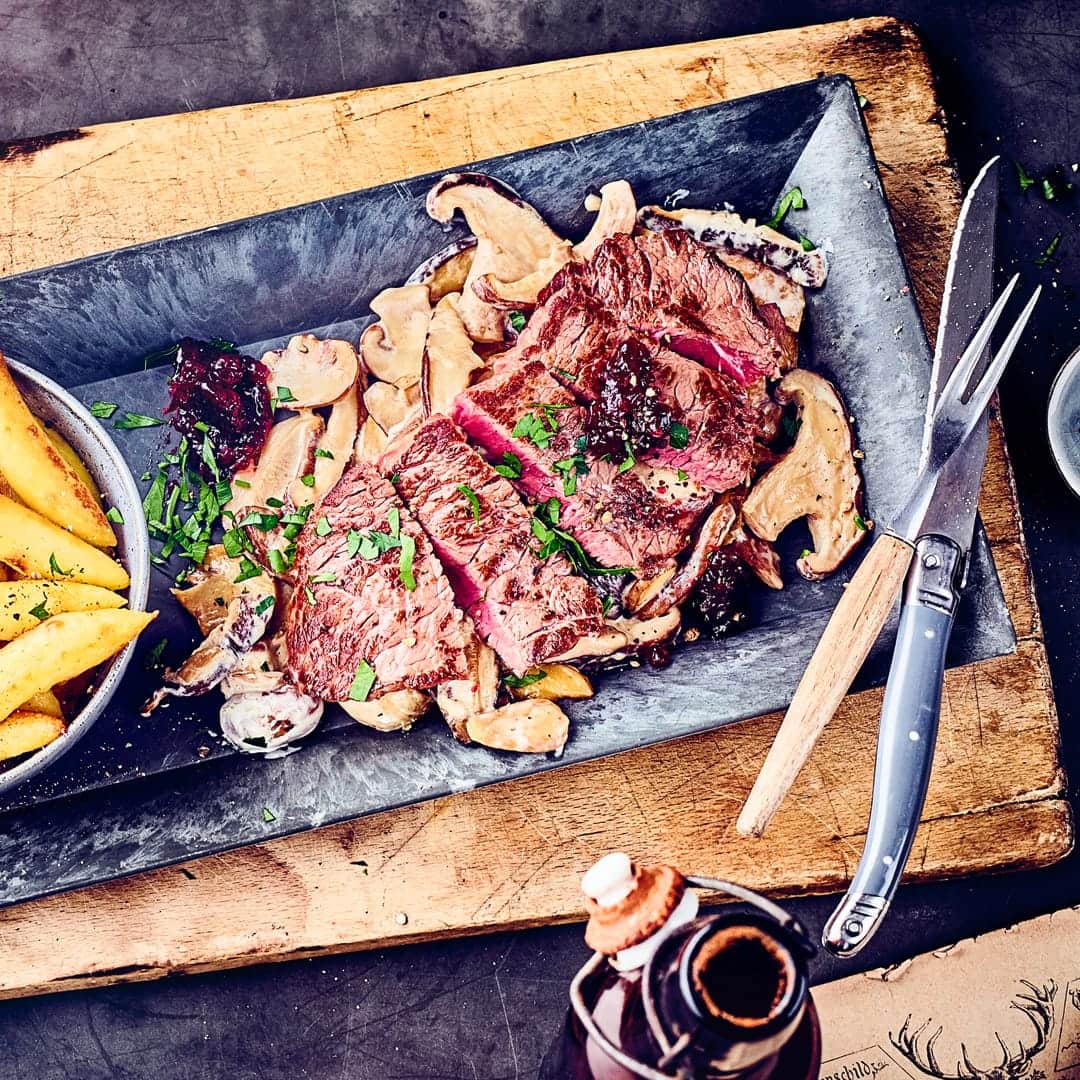 Perfekt für den besonderen Anlass: Unser Rezept hilft Ihnen bei der Zubereitung von zarten Hirschsteaks mit einer Beilage aus Pilzen, Birne & Preiselbeeren.