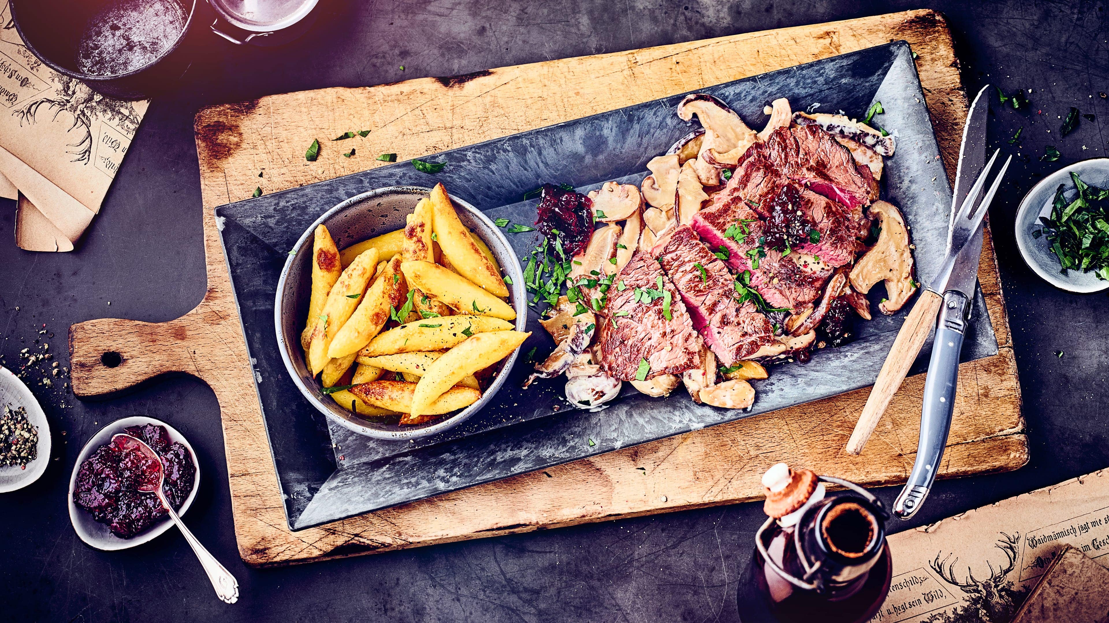 Hirschsteaks mit Pilzen Perfekt für den besonderen Anlass: Unser Rezept hilft Ihnen bei der Zubereitung von zarten Hirschsteaks mit einer Beilage aus Pilzen, Birne & Preiselbeeren.