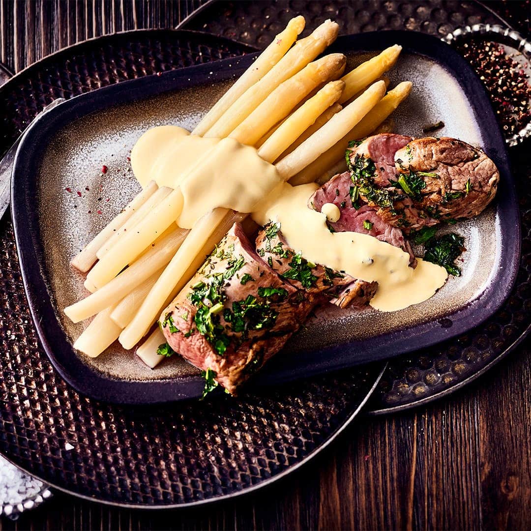 Bereiten Sie mit unserem Rezept den Sommer-Klassiker raffiniert zu: Probieren Sie unser Schweinefilet mit Kräutermantel aus dem Ofen an frischem weißen Spargel mit Sauce Hollandaise!