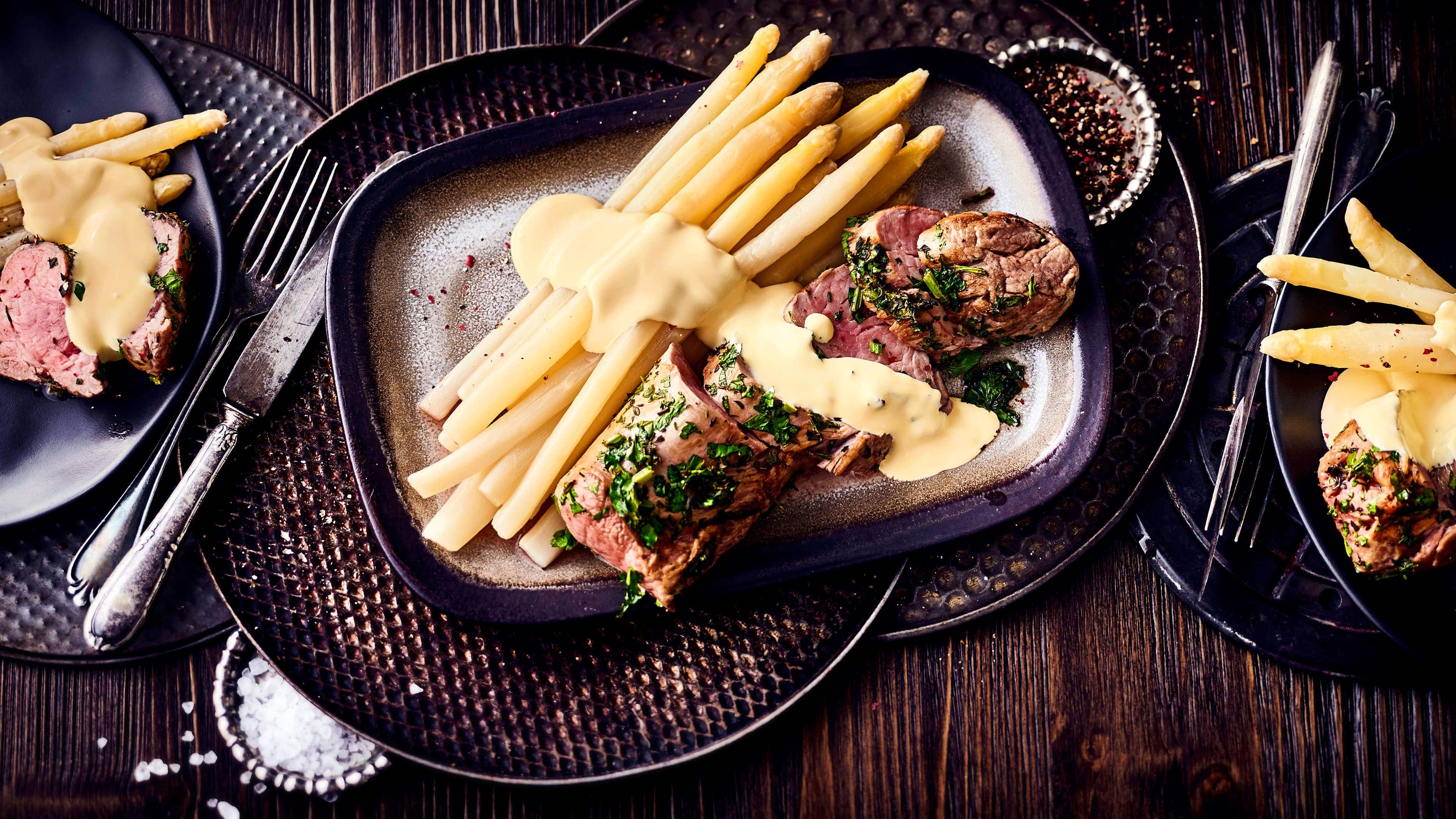 Schweinefilet mit Kräutern Bereiten Sie mit unserem Rezept den Sommer-Klassiker raffiniert zu: Probieren Sie unser Schweinefilet mit Kräutermantel aus dem Ofen an frischem weißen Spargel mit Sauce Hollandaise!
