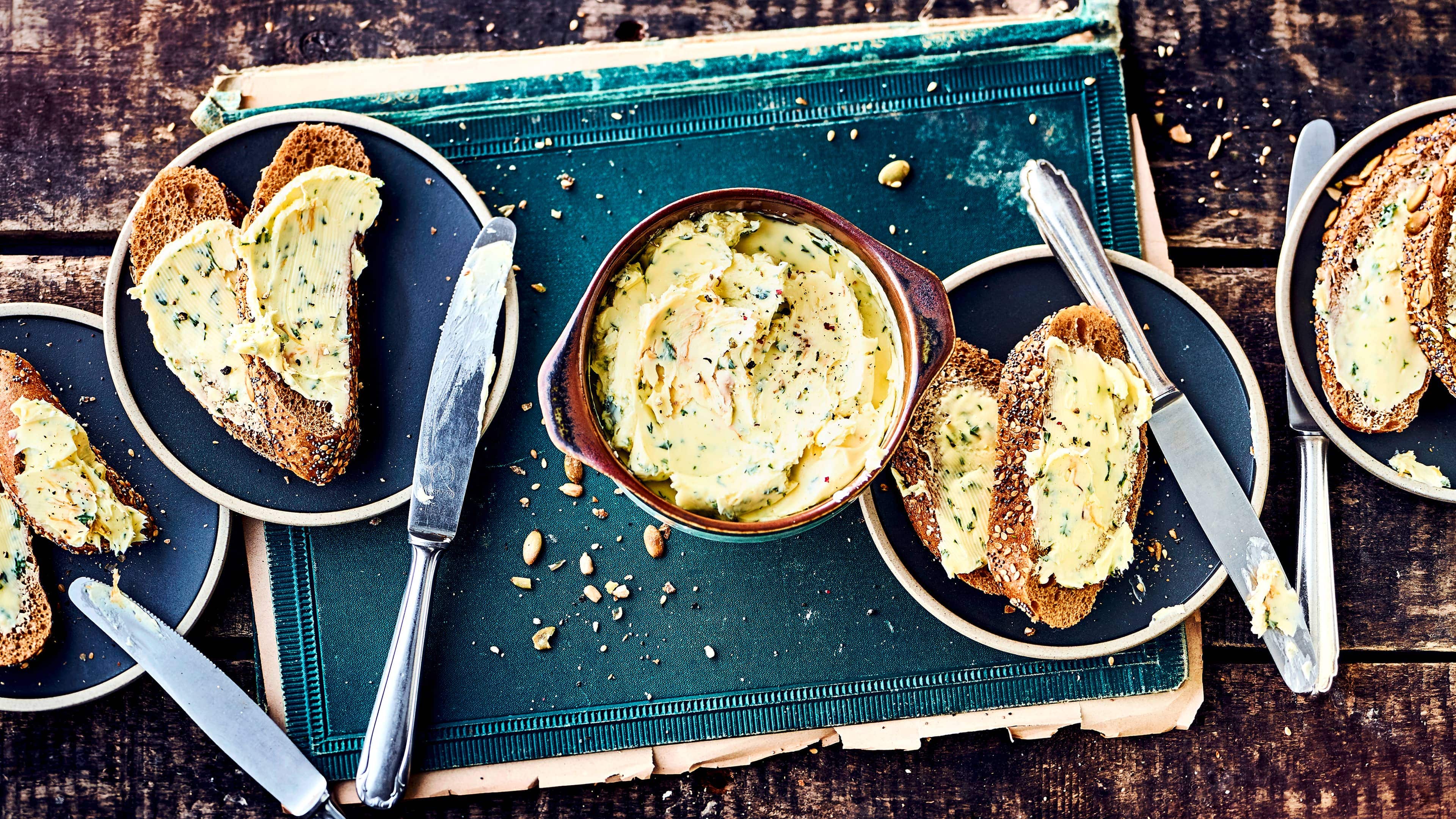 Butter mit Löwenzahn Mit unserem Rezept für selbstgemachte Kräuterbutter bereichern Sie jedes Party-Büfett: Probieren Sie unsere Variante mit Löwenzahn, Bärlauch, Salz und Pfeffer – fertig in 10 Minuten!