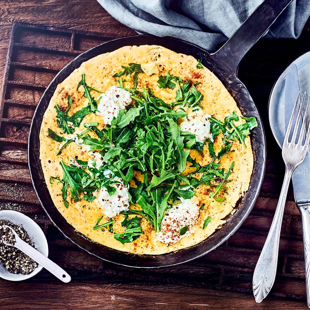 Unser Tipp für ein herzhaftes Frühstück mit Ei: Probieren Sie unser Omelette mit Ricotta und frischem Rucola – fertig in weniger als 20 Minuten!