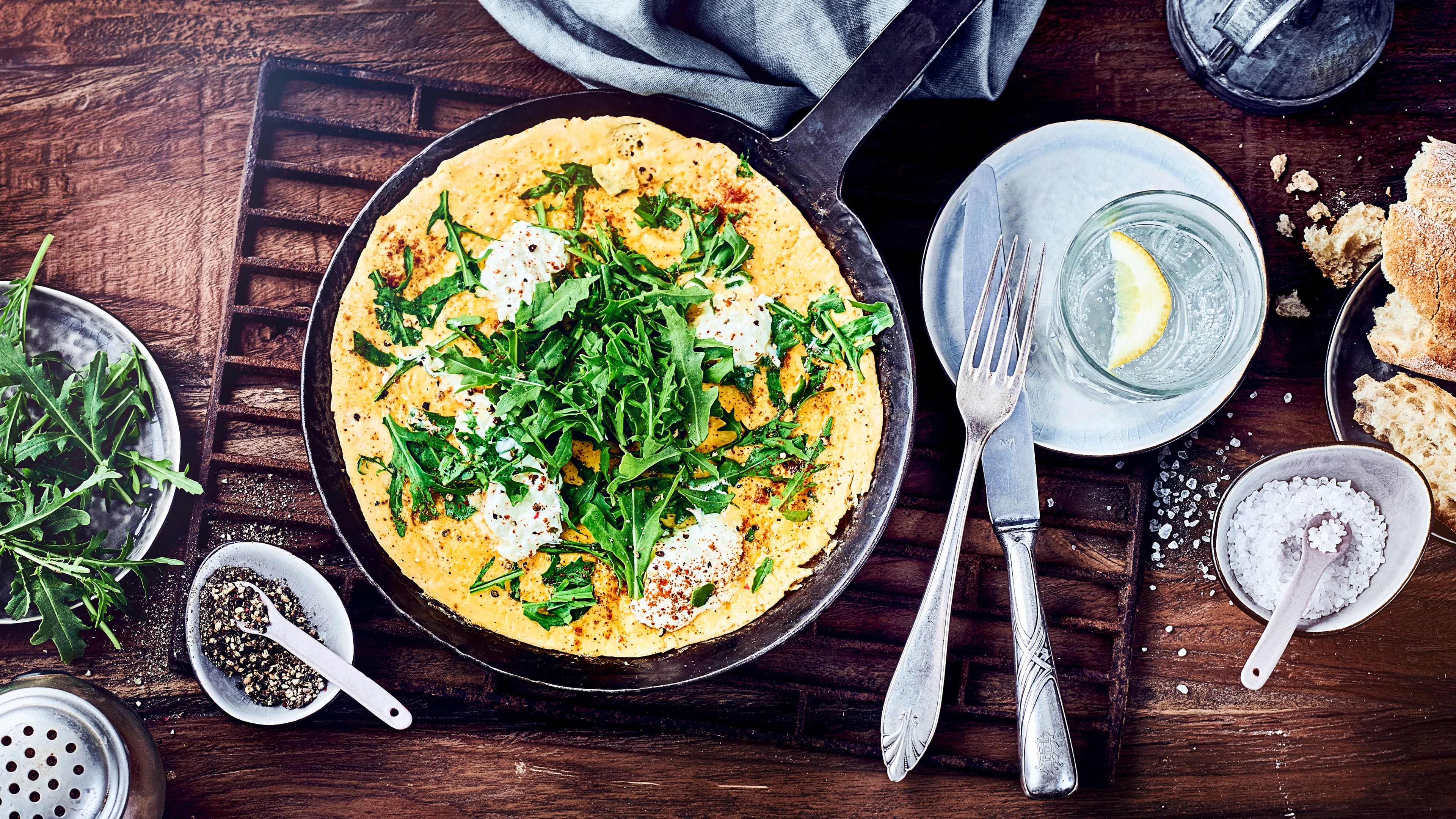 Omelette mit Ricotta Unser Tipp für ein herzhaftes Frühstück mit Ei: Probieren Sie unser Omelette mit Ricotta und frischem Rucola – fertig in weniger als 20 Minuten!