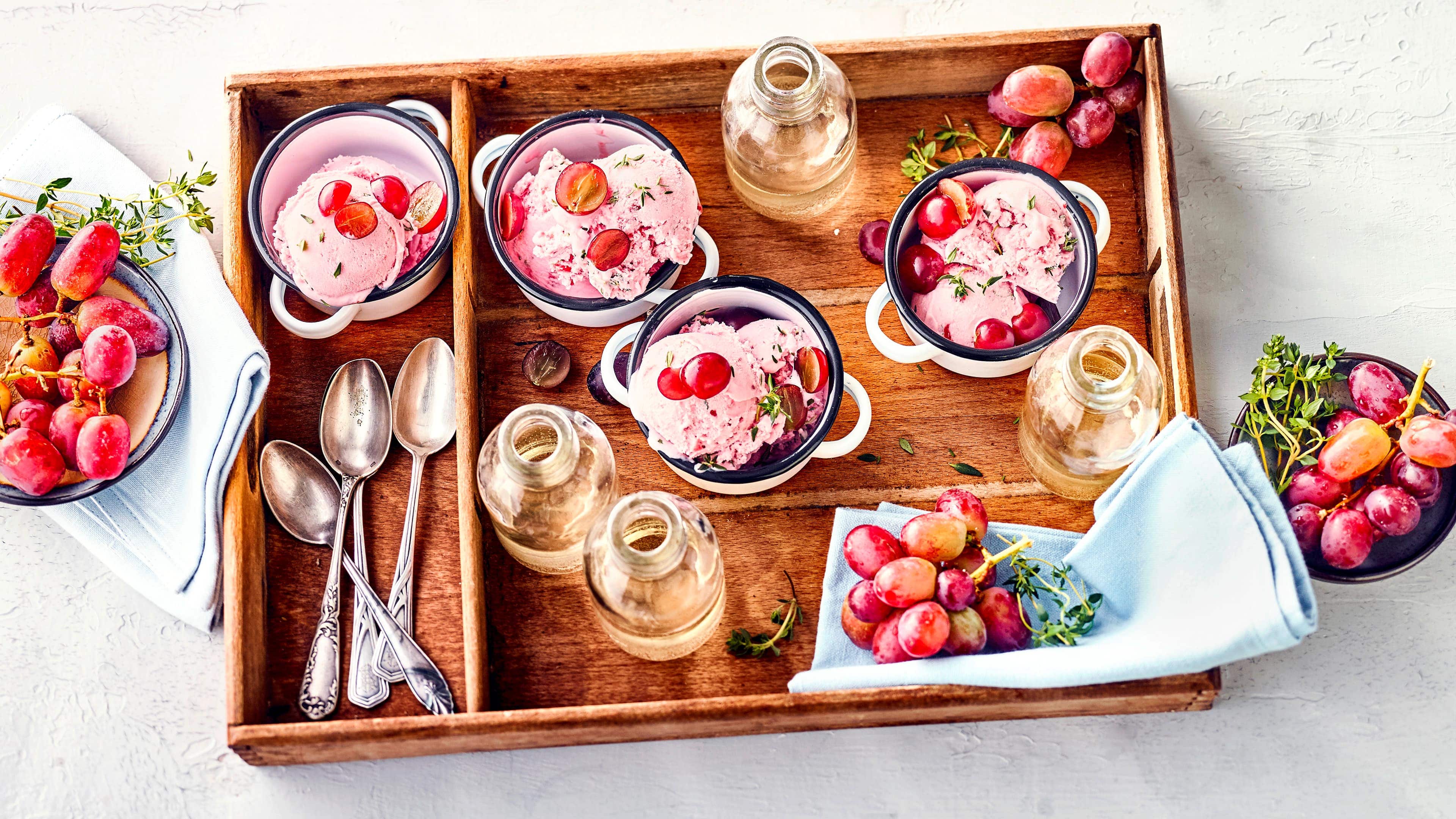 Trauben-Quark-Eis Zartschmelzendes Eis aus Trauben und Quark, harmonisch abgerundet mit Thymian. Eine interessante geschmacksintenstive Kombination, die Sie einmal ausprobieren sollten!