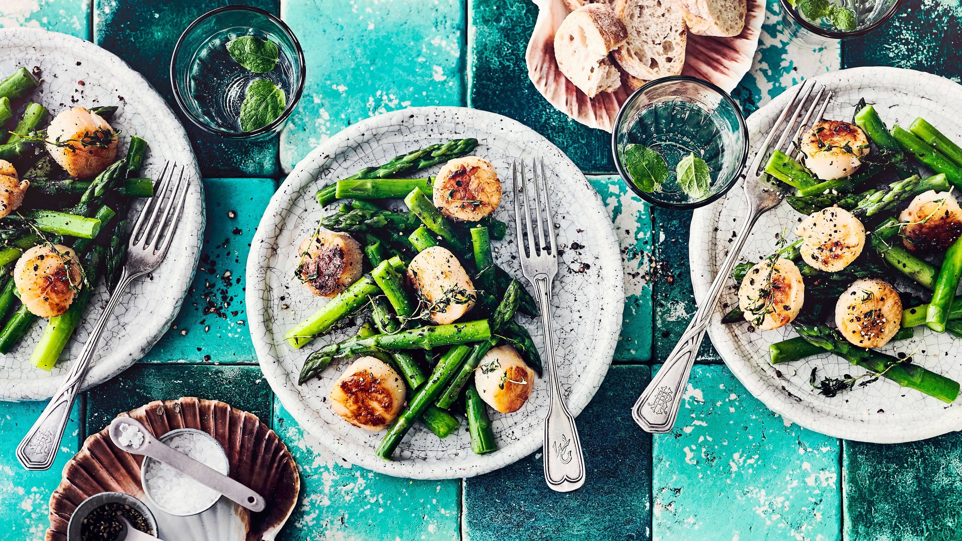 Jakobsmuscheln mit Spargel Dieses leckere Sommergericht mit Meeresfrüchten haben Sie in gut 20 Minuten zubereitet: Probieren Sie unser Rezept für Jakobsmuscheln mit grünem Spargel einmal aus – gebraten in Olivenöl mit Zitronensaft und Thymian!