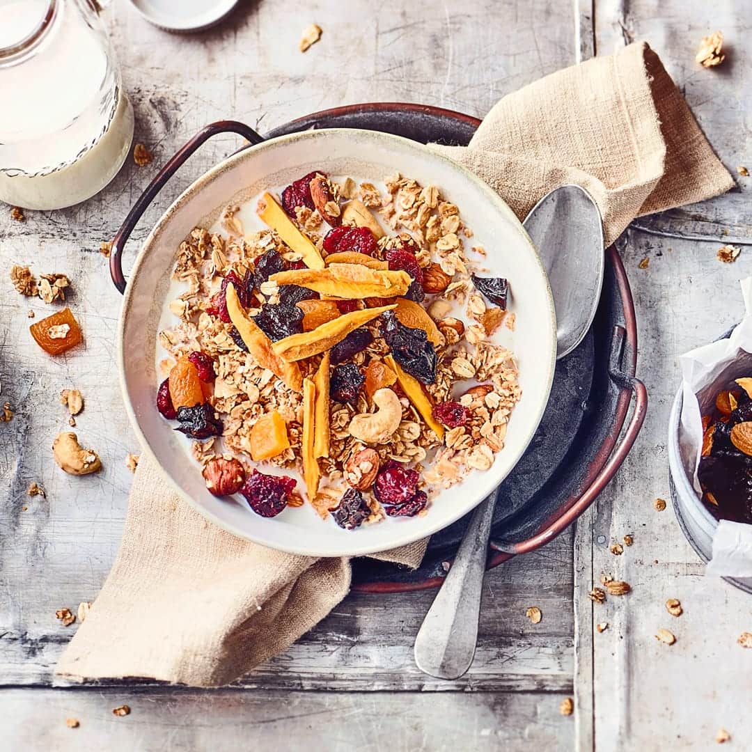 Unser Tipp für einen vegetarischen Snack: Probieren Sie unser knuspriges Granola aus Honig, Mandeln, Cashewkernen und getrockneten Früchten!