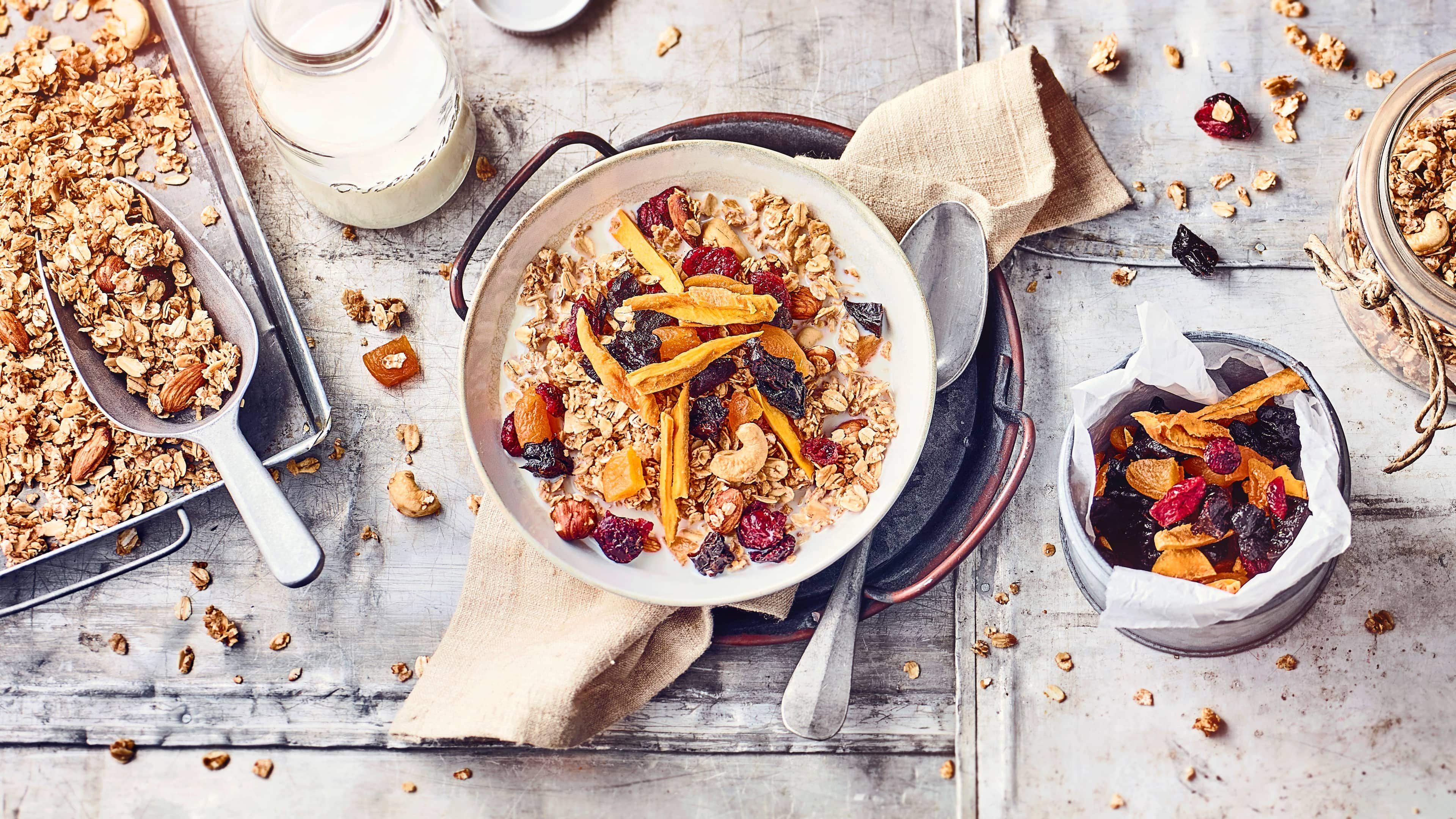 Honig-Granola Unser Tipp für einen vegetarischen Snack: Probieren Sie unser knuspriges Granola aus Honig, Mandeln, Cashewkernen und getrockneten Früchten!