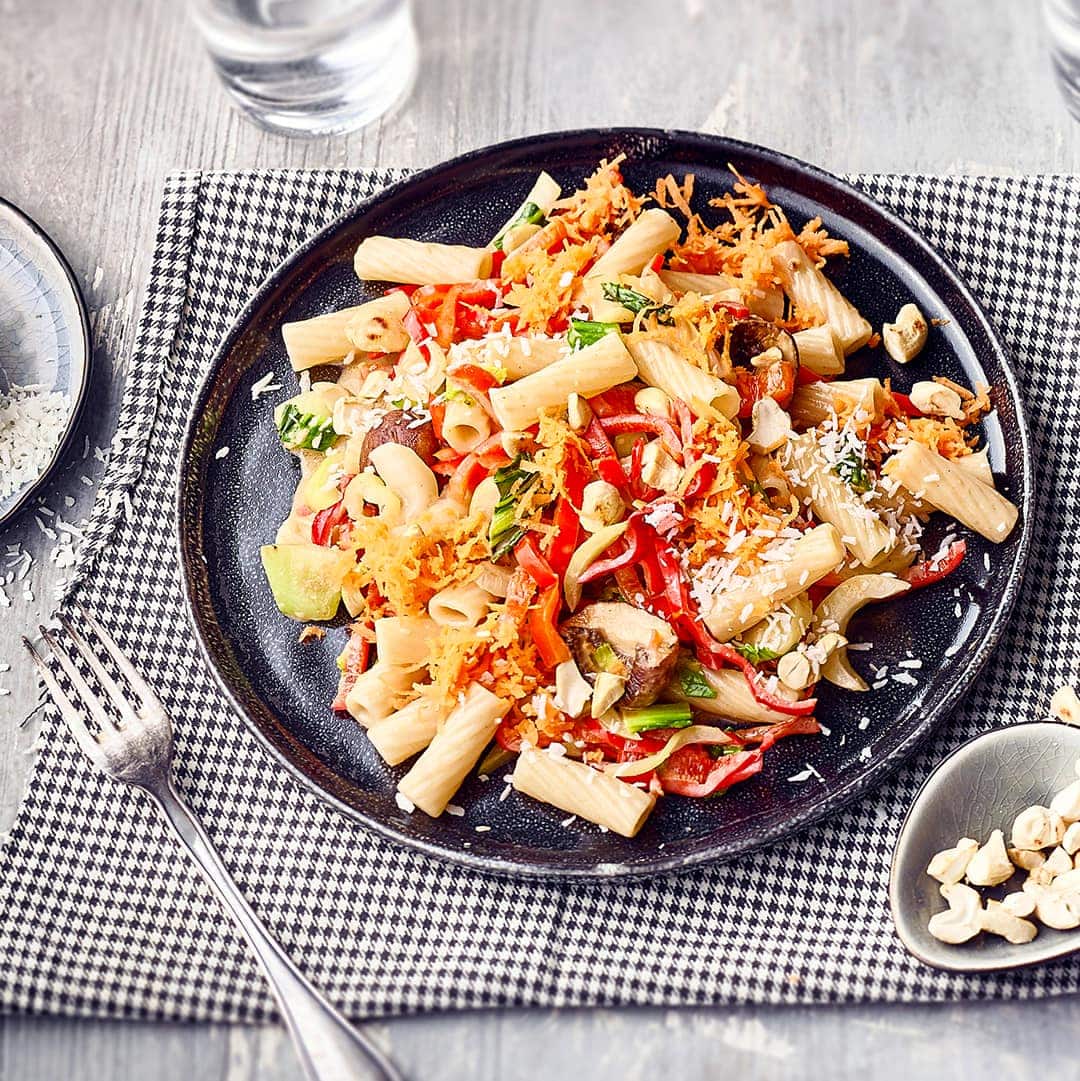 Nudeln mal asiatisch: Unsere Makkaroni mit Pak Choi sind vegetarisch und werden mit Spitzpaprika, Champignons und Kokosmilch zubereitet!