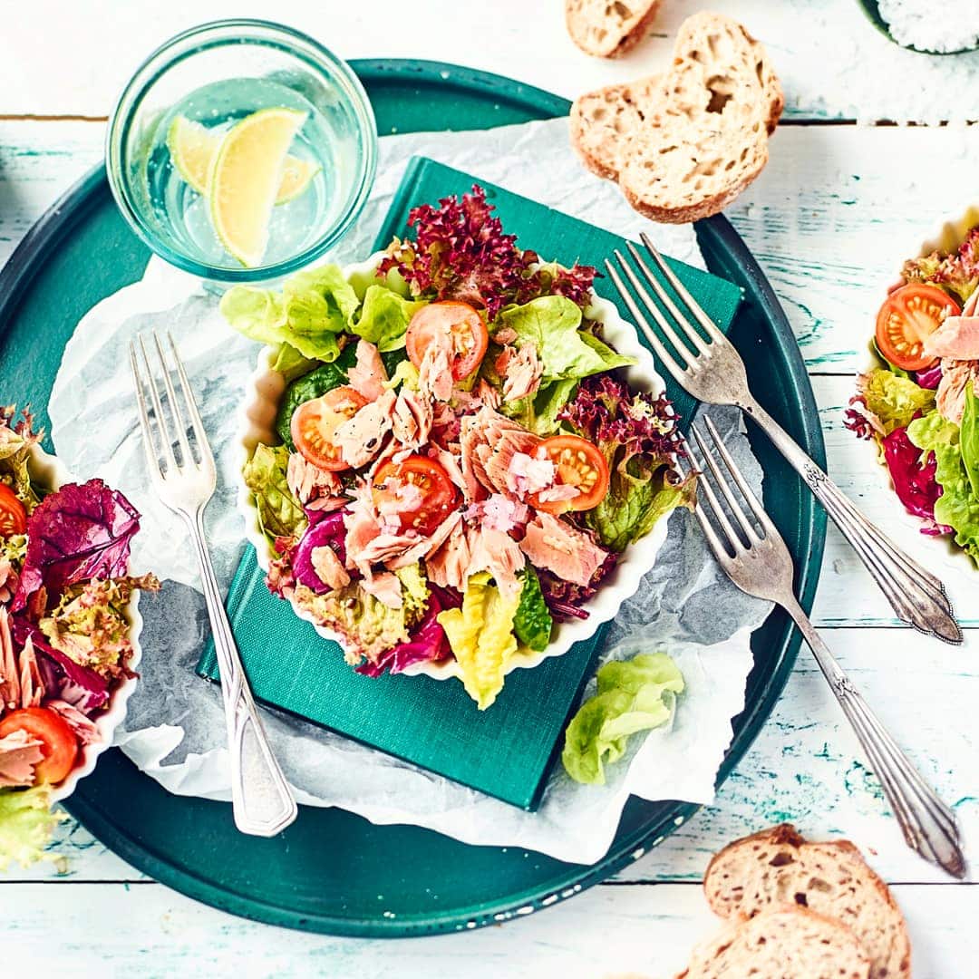 Einfach zubereitet, einfach lecker: Unser Thunfisch-Salat mit Cocktailtomaten, Blattsalat und würziger Vinaigrette ist ideal für ein leichtes Abendessen!