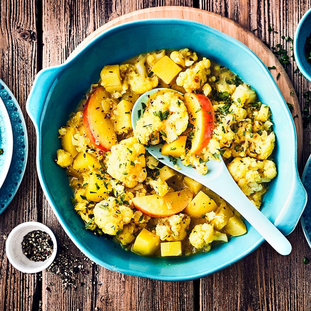 Unser Kartoffel-Blumenkohl-Curry kommt ganz ohne tierische Produkte aus und überzeugt dabei mit einem vollmundigen Geschmack & einer würzigen Note.