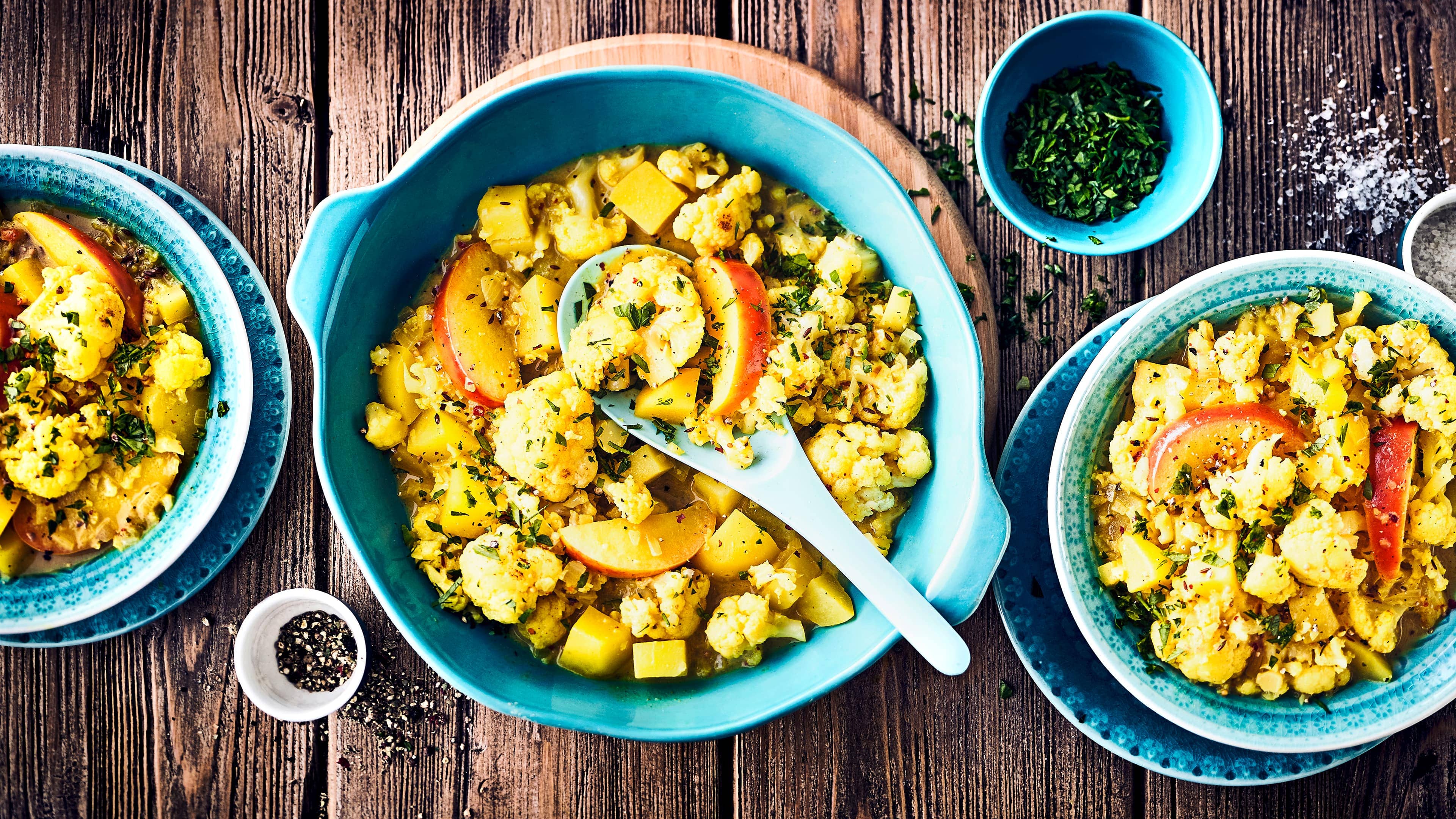 Kartoffel-Blumenkohl-Curry Unser Kartoffel-Blumenkohl-Curry kommt ganz ohne tierische Produkte aus und überzeugt dabei mit einem vollmundigen Geschmack & einer würzigen Note.