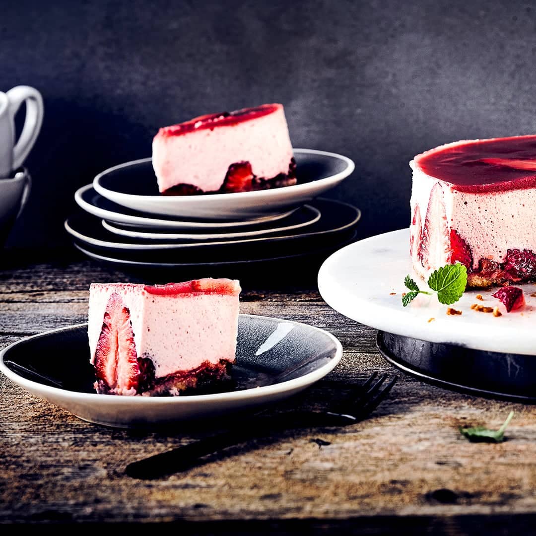 Unser Tipp für Ihre sommerliche Kaffeetafel: Probieren Sie unsere fruchtige Torte mit Biskuitboden und zarter Mousse aus frischen Erdbeeren und Sahne!