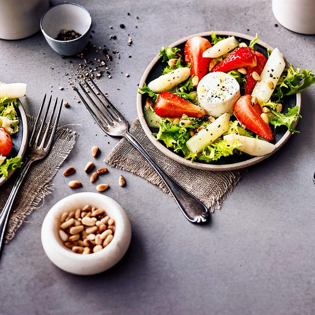 Unser Tipp für ein fruchtig-leichtes Sommergericht: Probieren Sie unseren Spargelsalat mit Erdbeeren und Ziegenkäse mit einer Vinaigrette aus gerösteten Pinienkernen –  pikant und lecker!