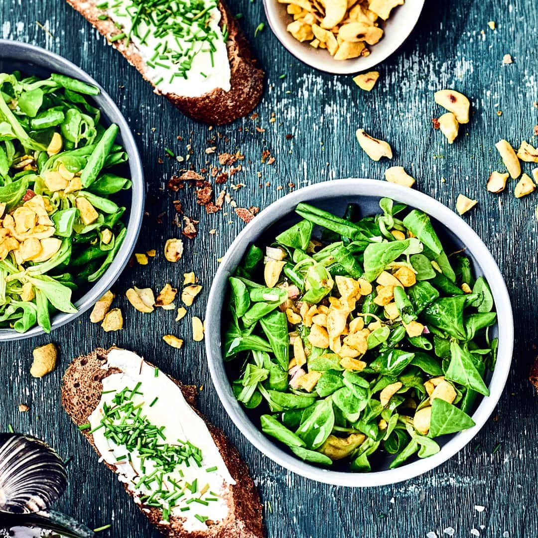 Ob als Beilage zu einem warmen Hauptgericht oder mit frischem Baguette als vollwertige Mahlzeit – probieren Sie unseren Feldsalat mit Cashewkernen!