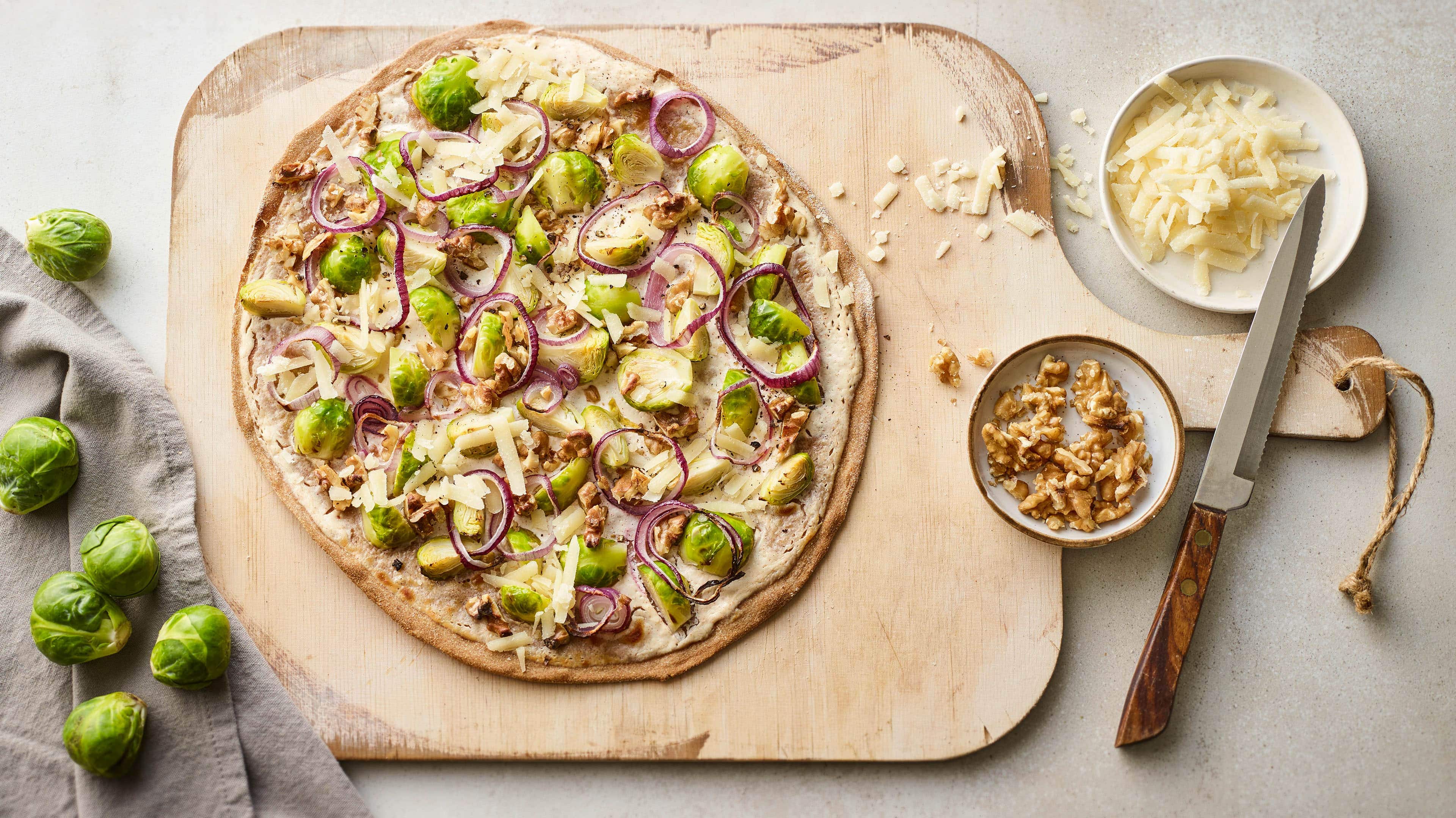 Flammkuchen mit Rosenkohl Kochen Sie unser Rezept für Flammkuchen mit Rosenkohl in 40 Minuten nach & servieren Sie Ihren Gästen feines Gemüse mit Walnüssen auf knusprigem Dinkelteig.