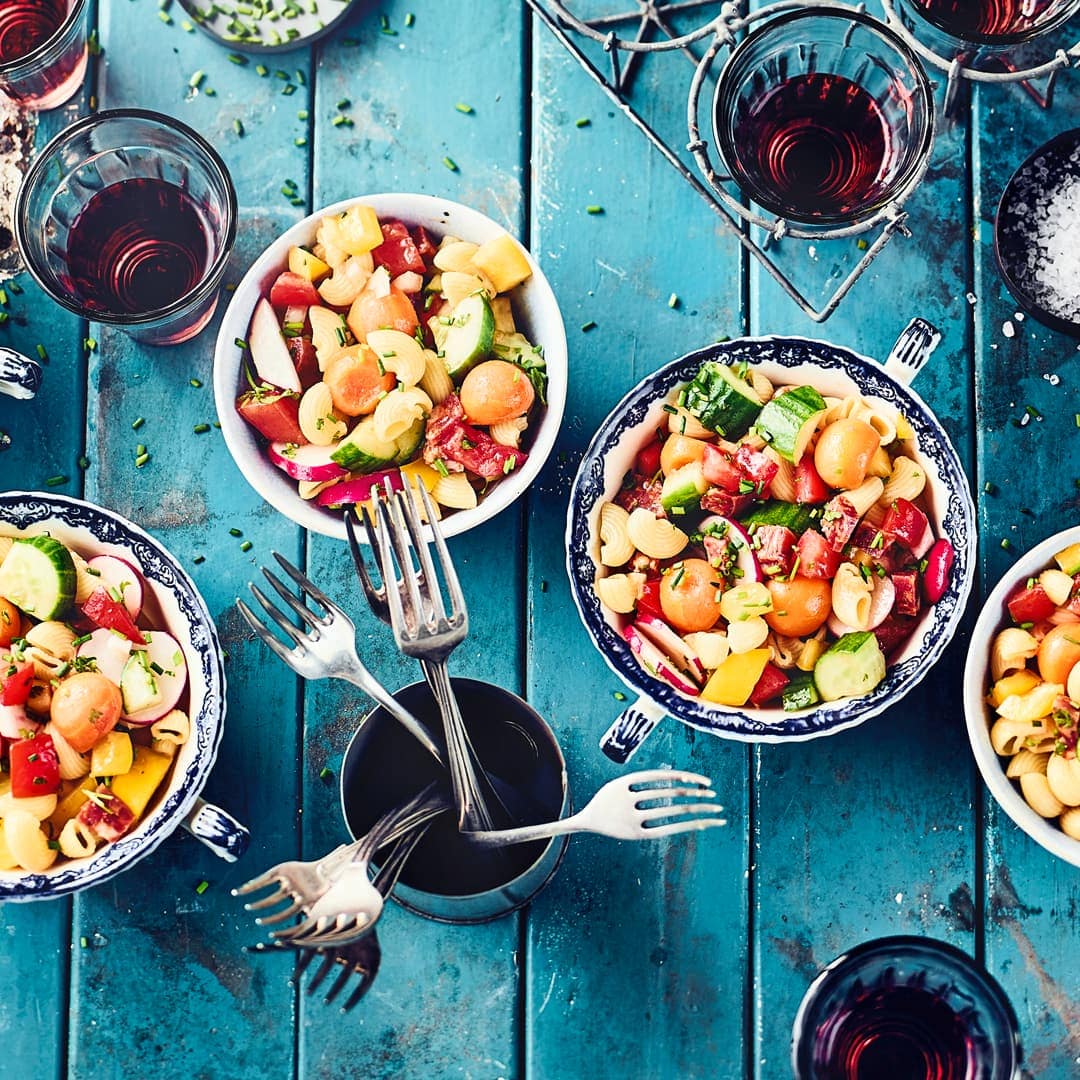 Ein Salat aus Pasta, knackigem Gemüse und würziger Salami ist der Partyklassiker schlechthin. Entscheiden Sie sich für unser Rezept mit Mini-Nudeln!