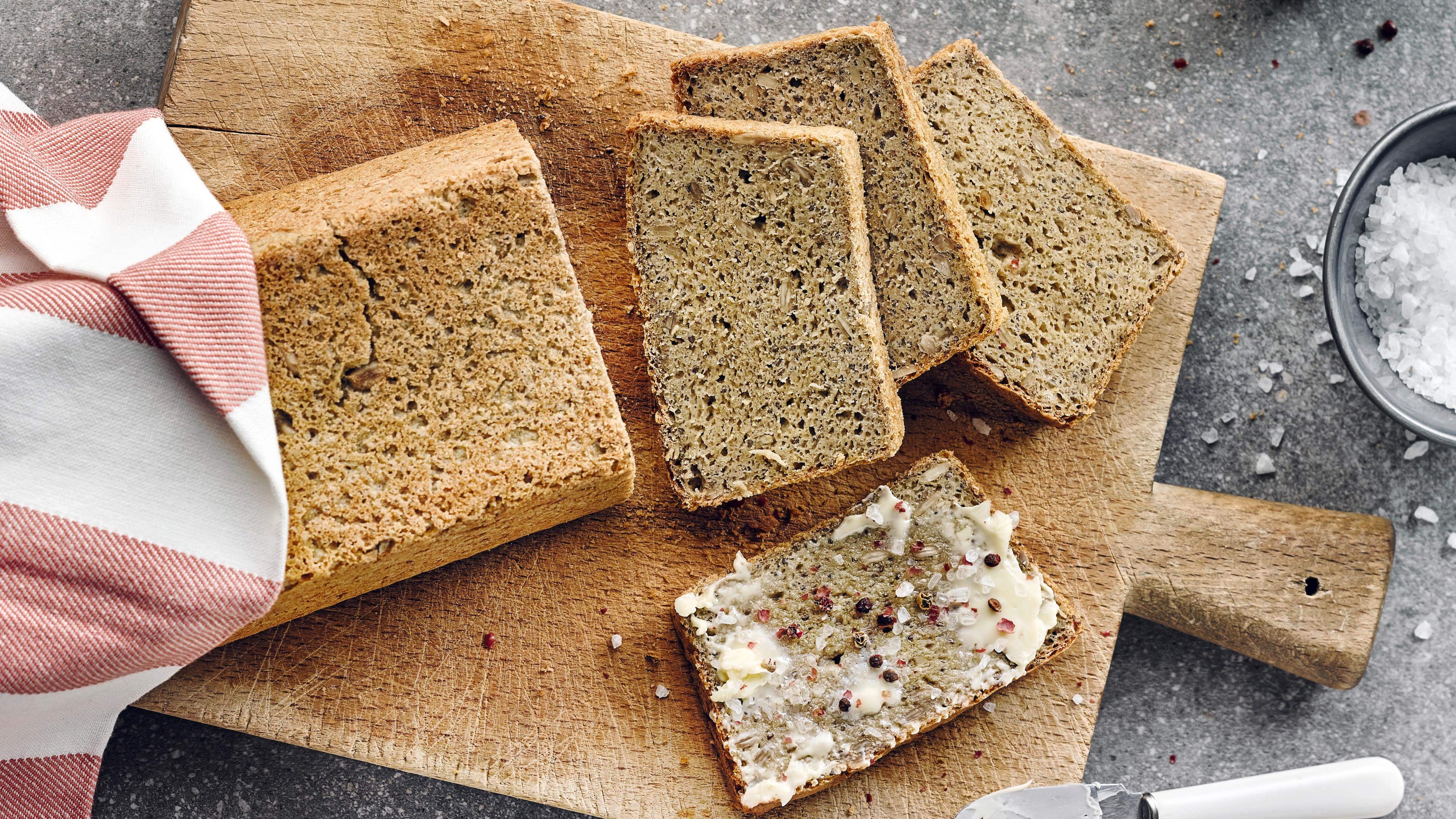 Chia-Brot Chiasamen sind nährstoffreich, beliebt in der Low-Carb-Ernährung und gelten als gesundes Superfood. Entdecken Sie unser Rezept für glutenfreies Chia-Brot.