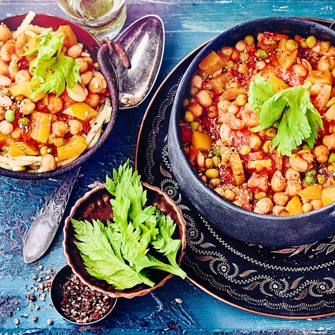 Ein Hauch von Orient: Probieren Sie unsere tunesische Erbsensuppe mit Sellerie, Paprika, Kichererbsen und Bohnenkernen - vegetarisch und lecker!