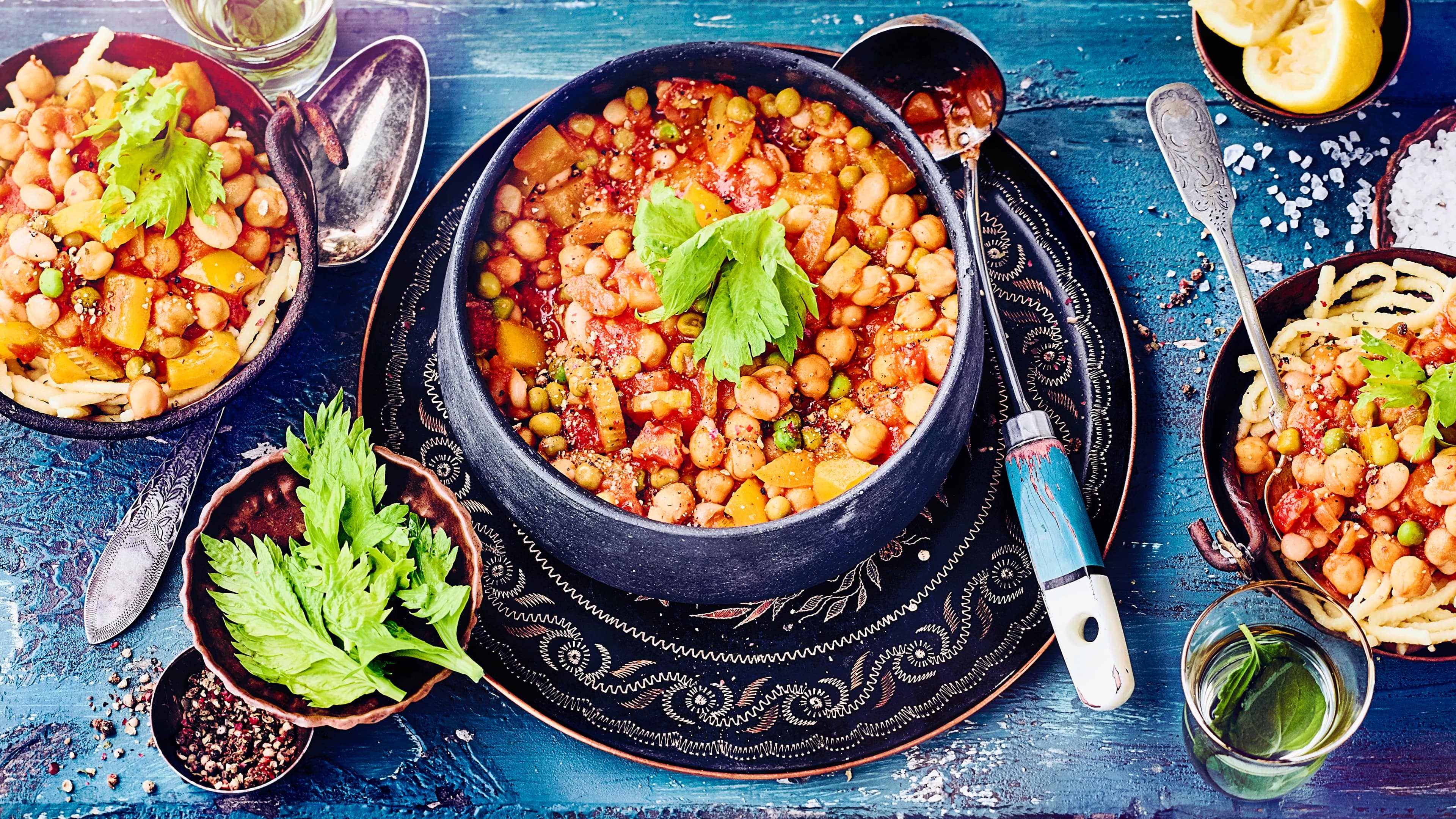 Tunesische Erbsensuppe Ein Hauch von Orient: Probieren Sie unsere tunesische Erbsensuppe mit Sellerie, Paprika, Kichererbsen und Bohnenkernen - vegetarisch und lecker!