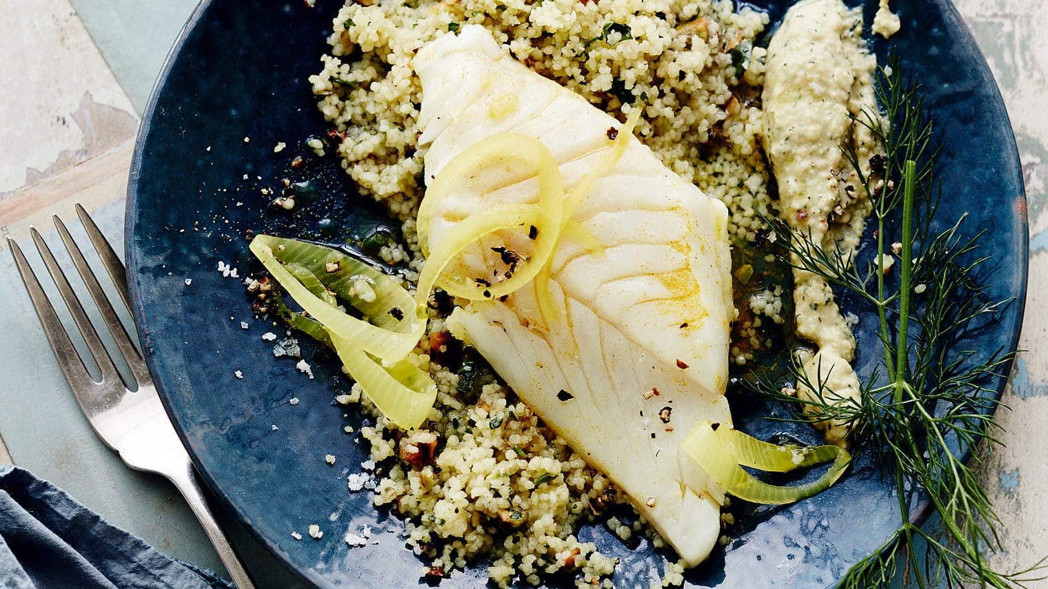 Kabeljaufilet mit Couscous Unbedingt ausprobieren: Unser leckeres Rezept für Kabeljaufilet mit Pistazien-Couscous und Dill-Hummus – mit Kichererbsen, Datteln, Tahin und Minze!