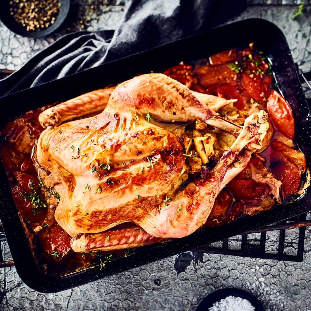 Dieses Rezept ist den Aufwand wert: Die gefüllte Babypute wird auf geschmorte Zimttomaten gebettet und zaubert Ihnen einen Hauch Orient in die Küche!