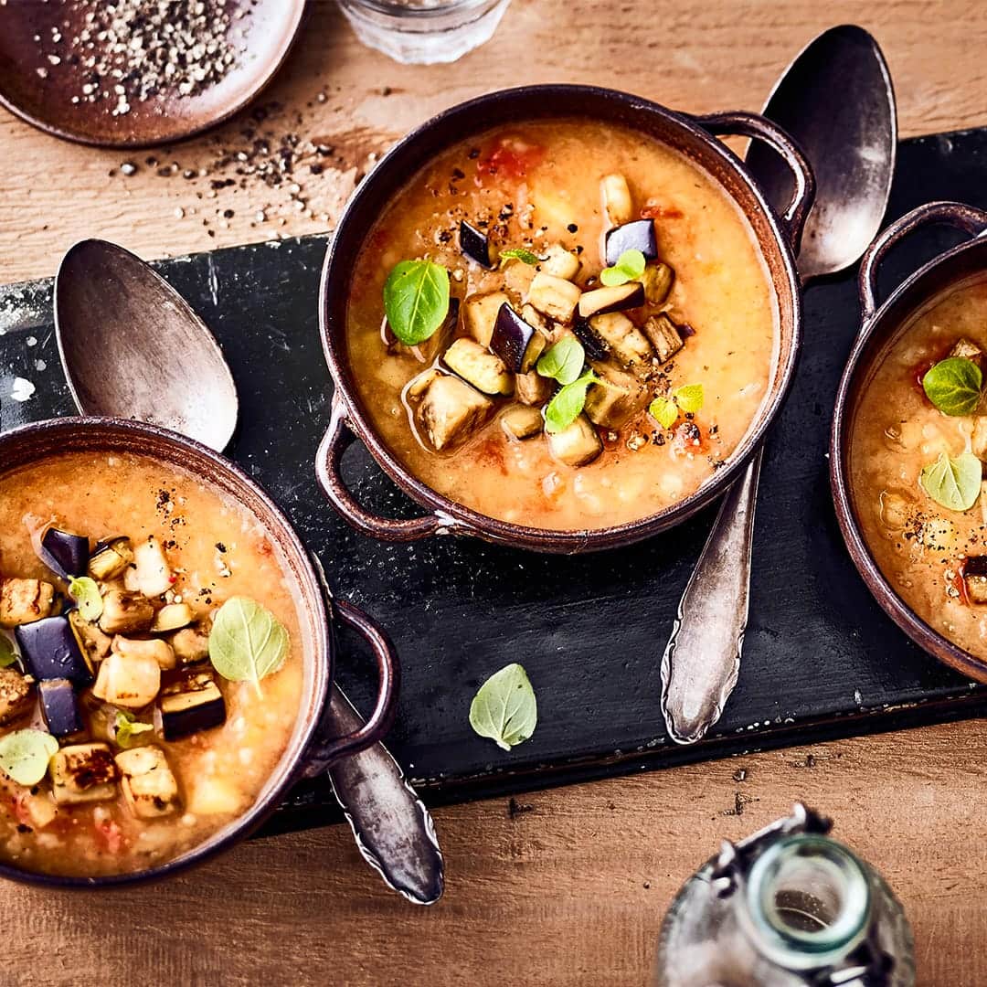 Eine Spezialität aus Katalonien: Probieren Sie unsere reichhaltige Gemüsesuppe mit Kartoffeln, Tomaten, Aubergine und frischem Oregano – pikant und lecker!