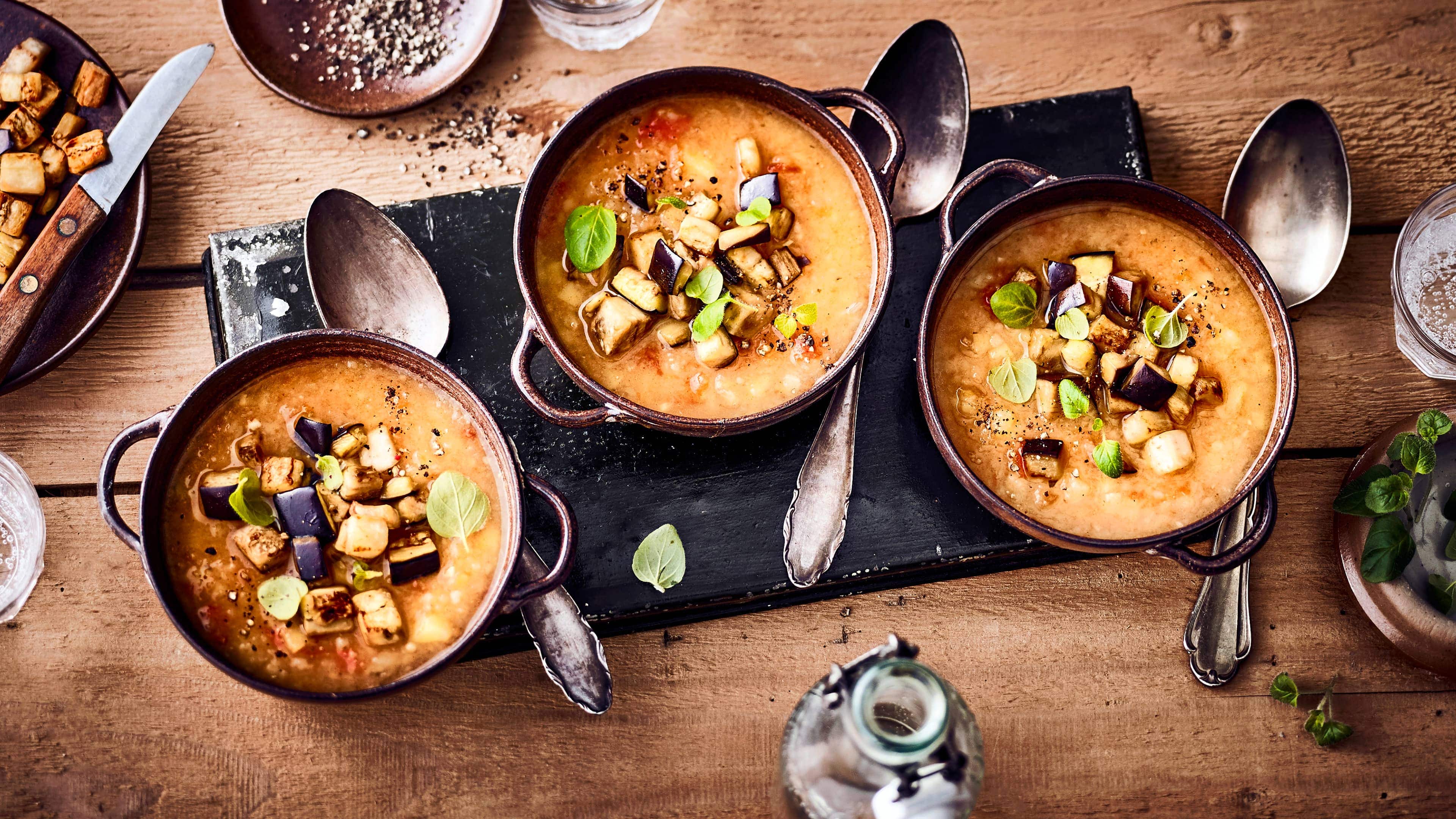 Gemüsesuppe aus Katalonien Eine Spezialität aus Katalonien: Probieren Sie unsere reichhaltige Gemüsesuppe mit Kartoffeln, Tomaten, Aubergine und frischem Oregano – pikant und lecker!