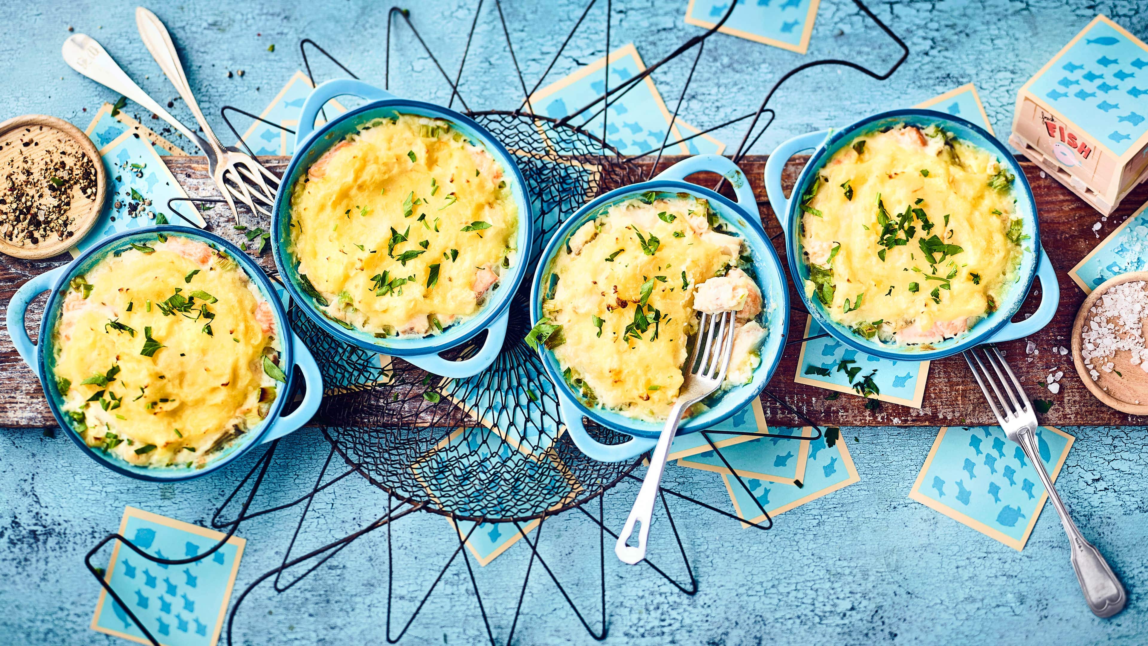 Fisch-Pie In unserem Fisch-Pie-Rezept trifft Gutes aus dem Meer auf Gutes vom Festland. Typisch englischer Genuss mit einer knusprig-cremigen Haube aus Kartoffeln und Sellerie.