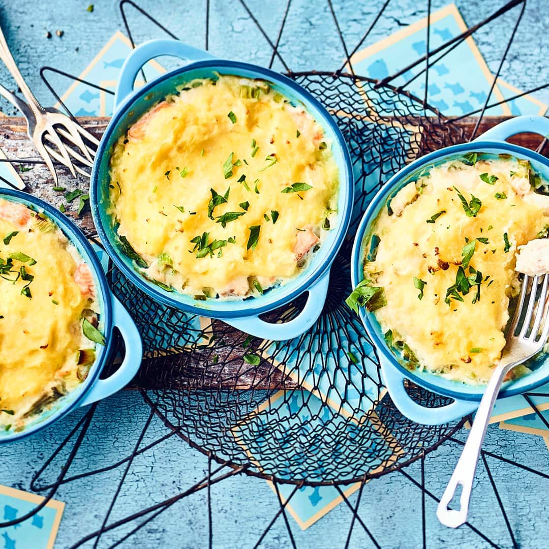 In unserem Fisch-Pie-Rezept trifft Gutes aus dem Meer auf Gutes vom Festland. Typisch englischer Genuss mit einer knusprig-cremigen Haube aus Kartoffeln und Sellerie.