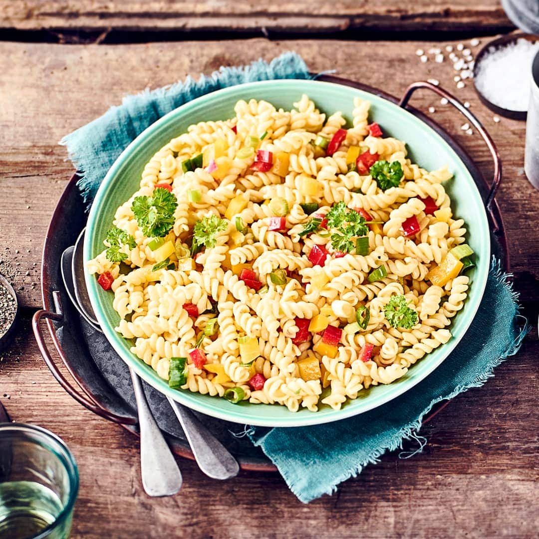 Ein Nudelsalat für Ihr Party-Büfett, der sich fix zubereiten lässt: Probieren Sie unseren Spirelli-Salat mit frischer Paprika und Frühlingszwiebeln!