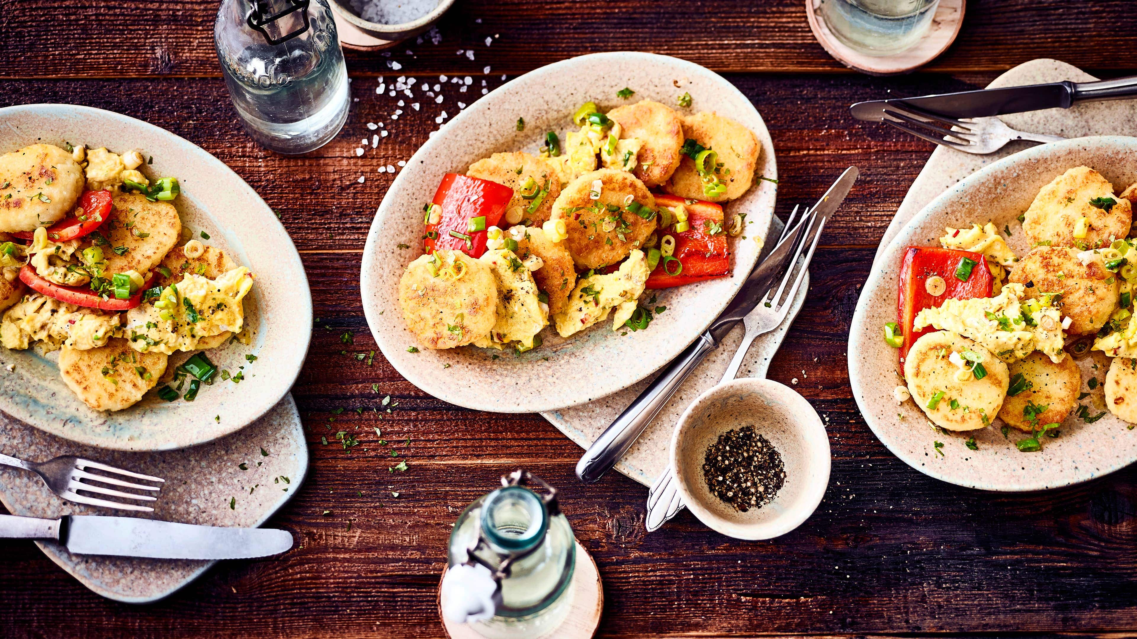 Geröstete Kartoffelknödel Kartoffelknödel einmal anders zubereitet: In unserem Rezept für geröstete Kartoffelknödel werden die zuvor gekochten Knödel mit Frühlingszwiebeln, Paprika und Eiern in der Pfanne geröstet.