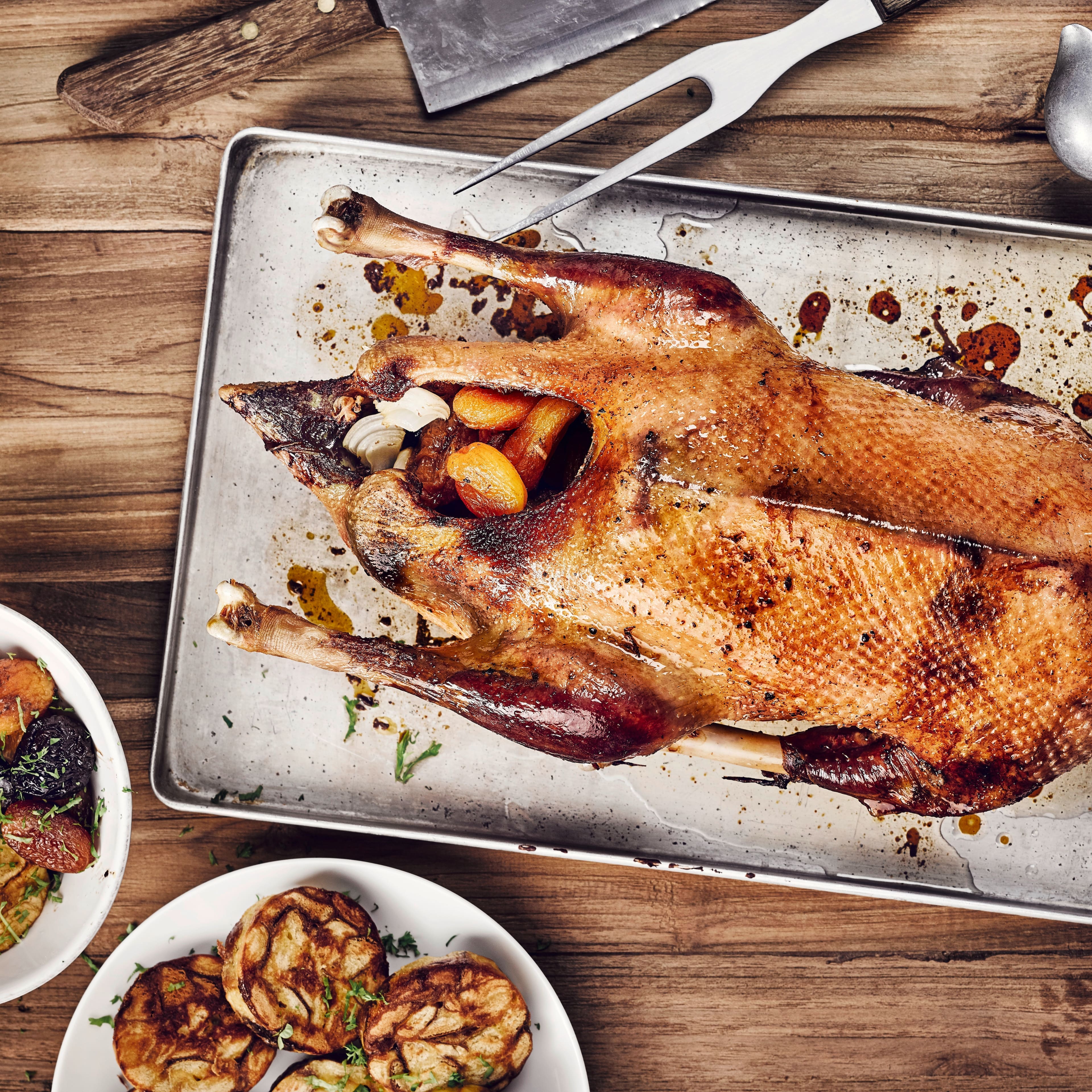Suchen Sie ein Gericht für einen festlichen Anlass? Dann probieren Sie einmal unseren Gänsebraten mit einer Füllung aus Orangen und gemischtem Backobst in einer pikanten Rotweinsoße – dazu gibt es selbstgemachte Serviettenknödel!