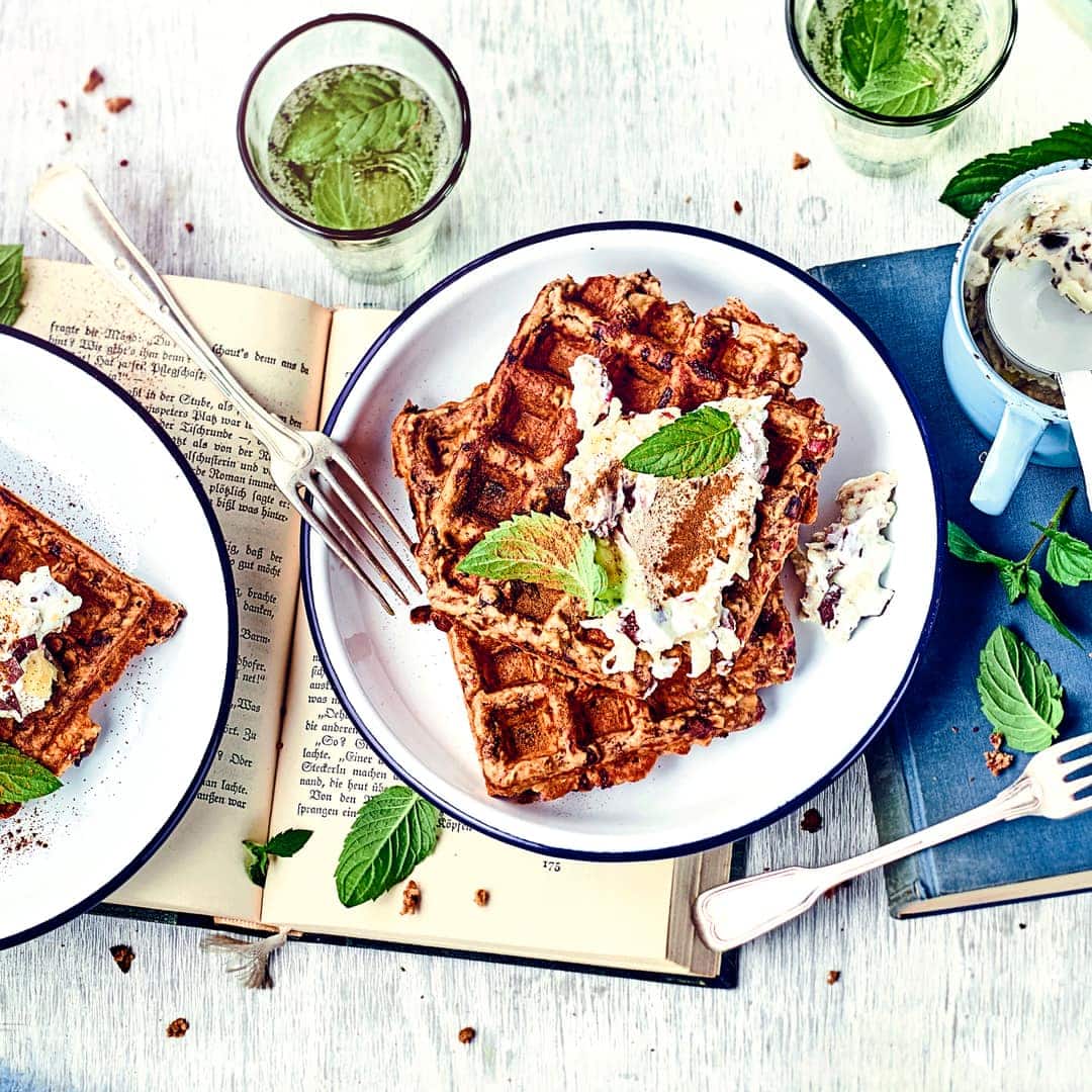 Diese süße Mahlzeit schmeckt nicht nur Kindern gut: Probieren Sie unsere leckeren Müsliwaffeln mit einer zimtigen Apfel-Quark-Creme!Diese süße Mahlzeit schmeckt nicht nur Kindern gut: Probieren Sie die leckeren Müsliwaffeln mit einer zimtigen Apfel-Quark-Creme!