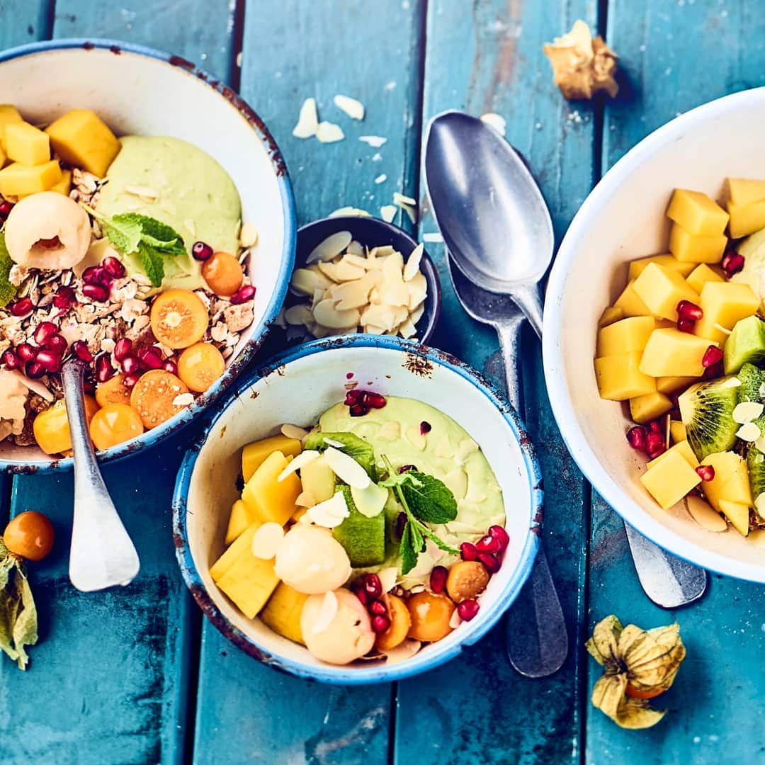 Haben Sie die grüne Frucht schon einmal süß getestet? Dann probieren Sie unsere Avocadocreme mit Ricotta und Zimt an Salat aus frischen, exotischen Früchten – zubereitet in 15 Minuten!