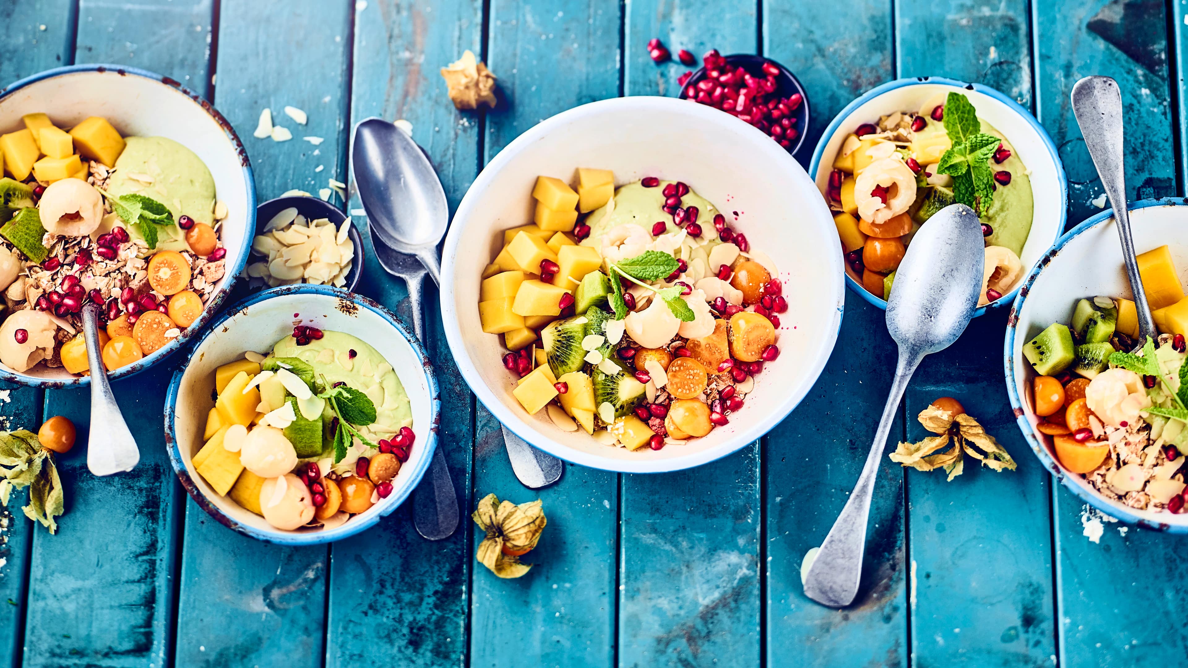 Avocadocreme mit Früchten Haben Sie die grüne Frucht schon einmal süß getestet? Dann probieren Sie unsere Avocadocreme mit Ricotta und Zimt an Salat aus frischen, exotischen Früchten – zubereitet in 15 Minuten!