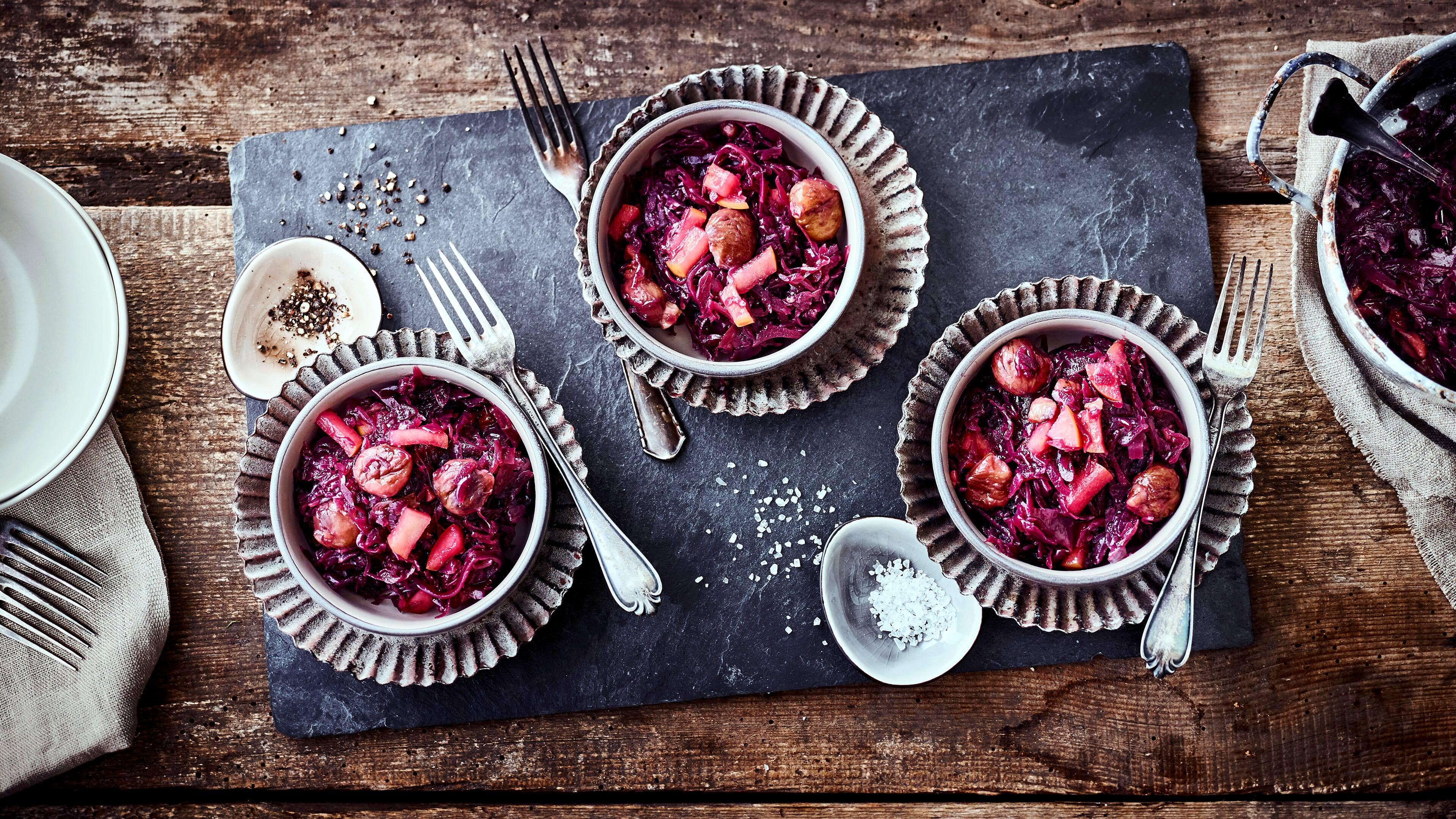 Rotkohl mit Kastanien Rotkohlgemüse mit Kastanien und Äpfel als Beilage.