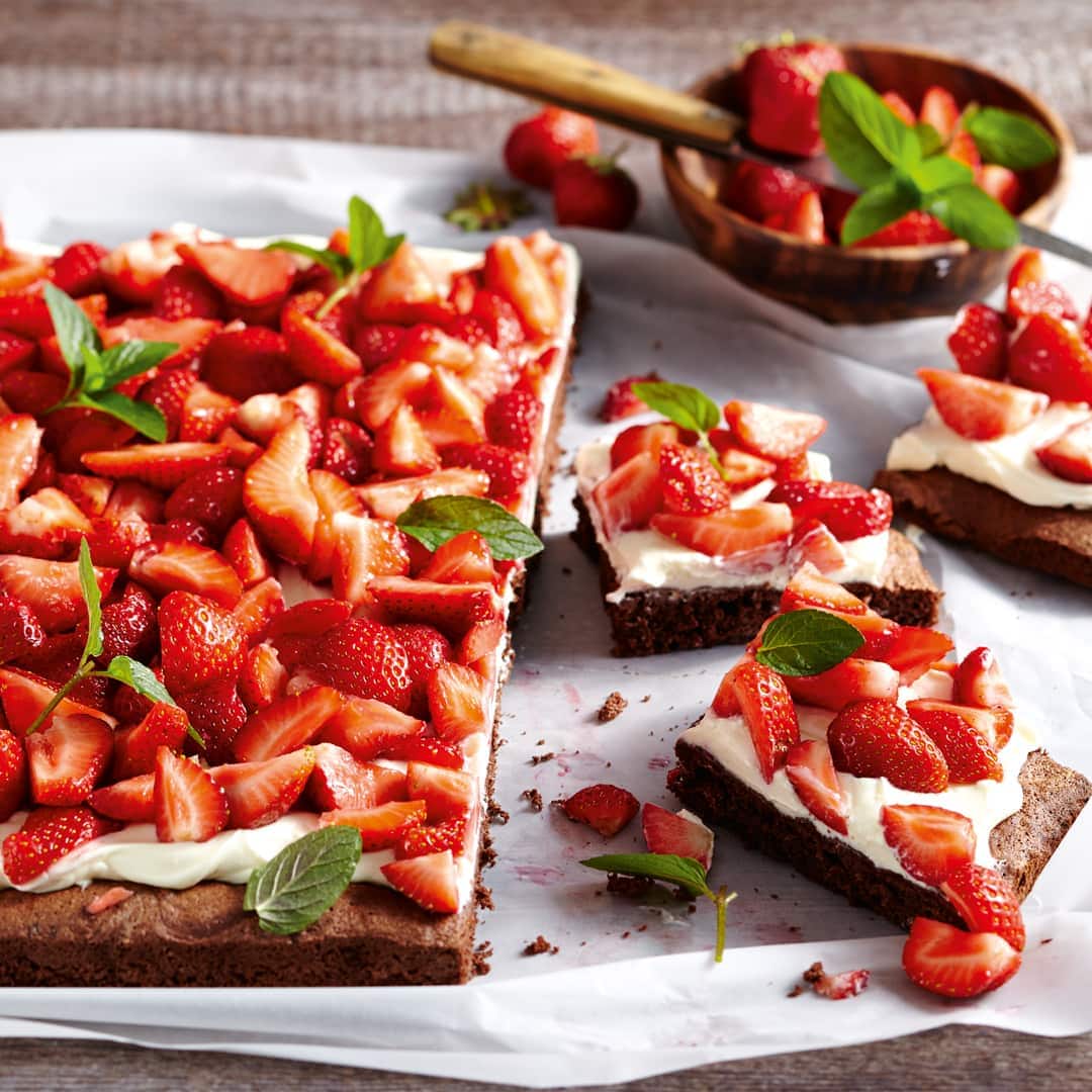 Leckerer Schokoladenbiskuit mit Orangen-Mascarponecreme und anschließend mit frischen Erdbeeren belegt - unsere extra frische Variante des Erdbeerkuchens.