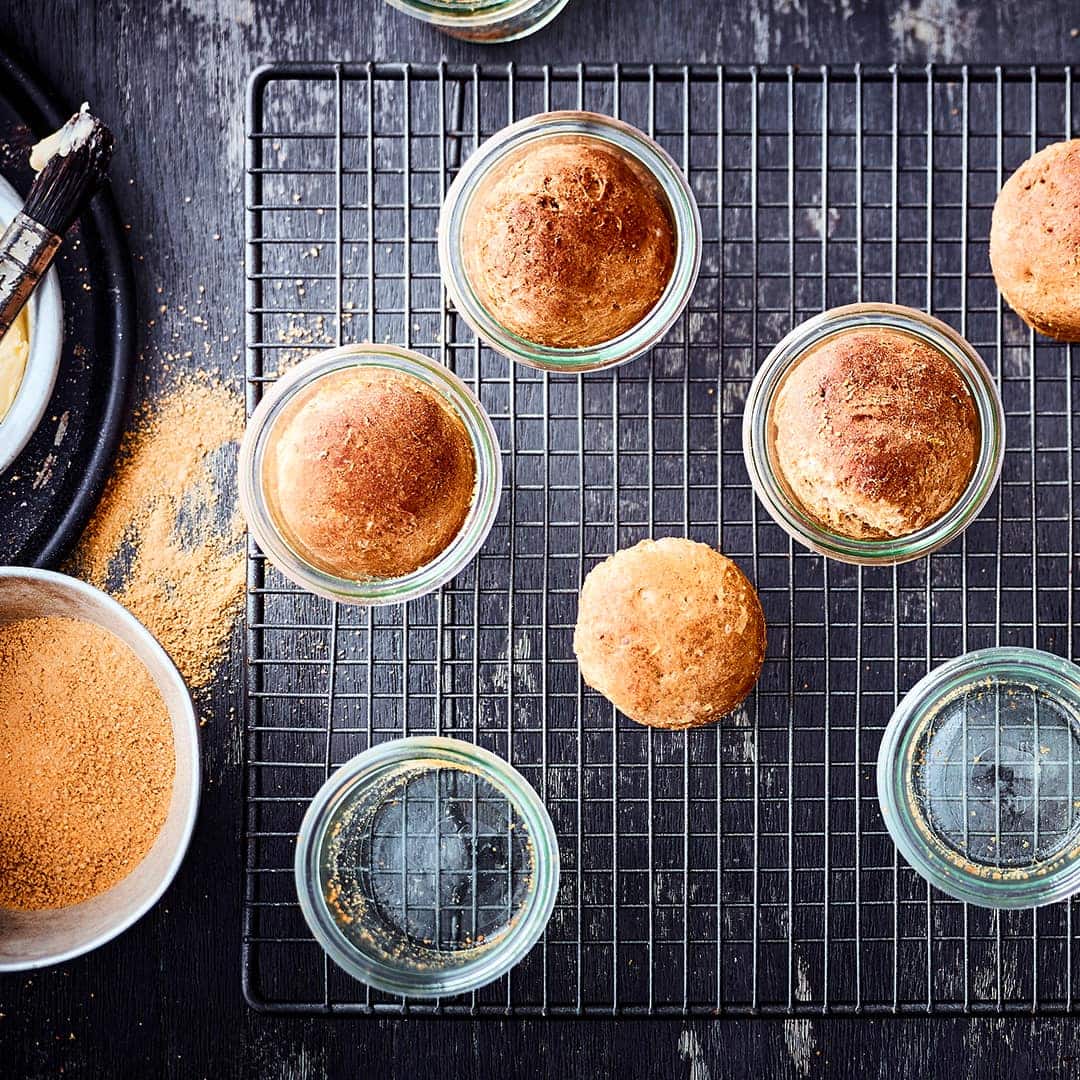 Leckere kleine Hefebrötchen mit Apfelstückchen in Gläsern gebacken - eine süße Idee zum Frühstück oder als Nachmittagssnack.