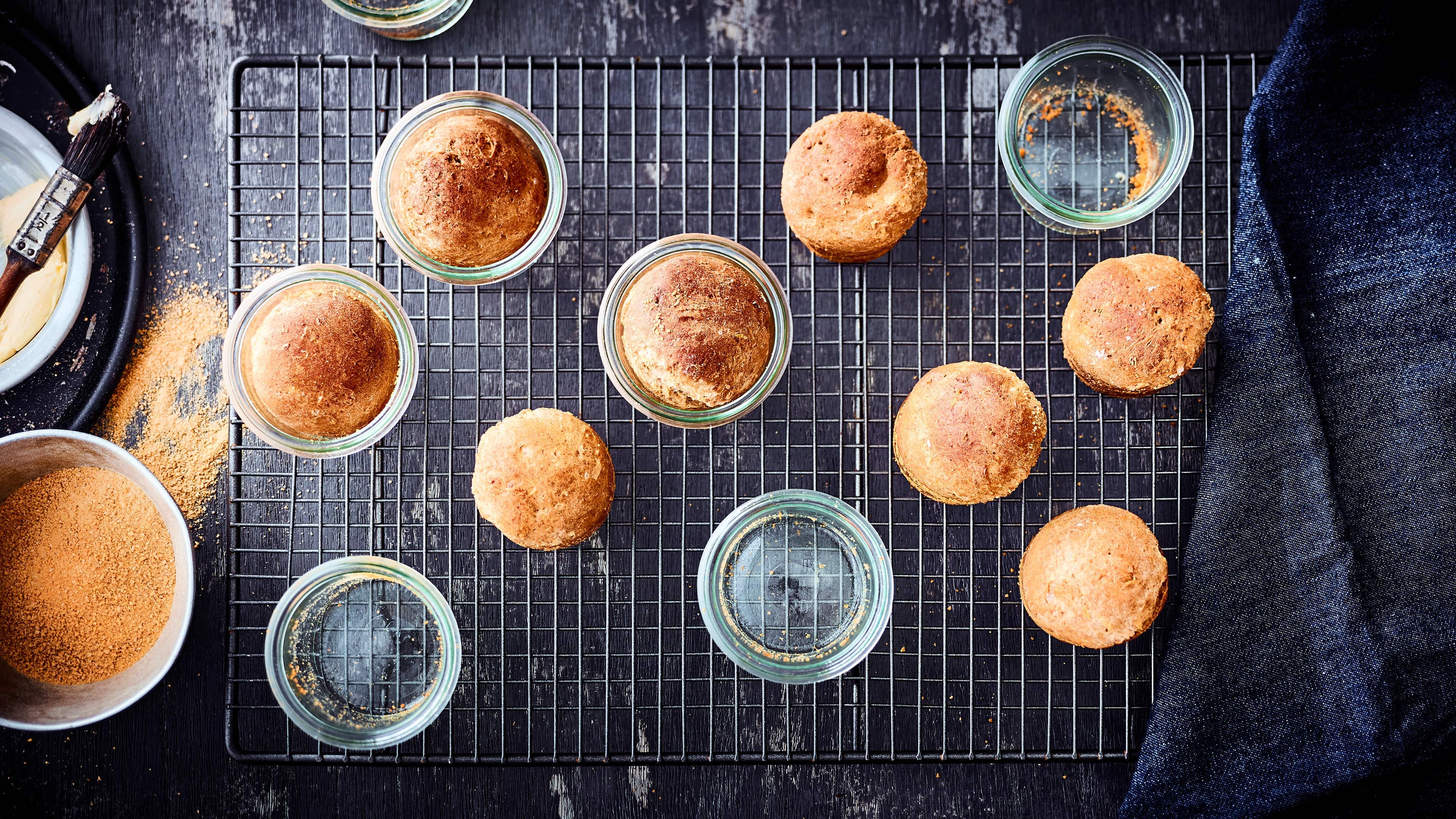 Mini-Apfelbrötchen Leckere kleine Hefebrötchen mit Apfelstückchen in Gläsern gebacken - eine süße Idee zum Frühstück oder als Nachmittagssnack.