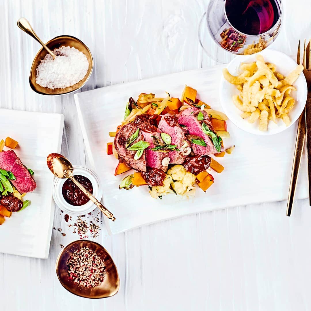 Schönes Herbstgericht mit Roastbeef und Herbstgemüse. Bei unserem Roastbeef mit buntem Gemüse kommen Kürbis, Fenchel und Blumenkohl auf den Tisch, als Beilage gibt es Spätzle!