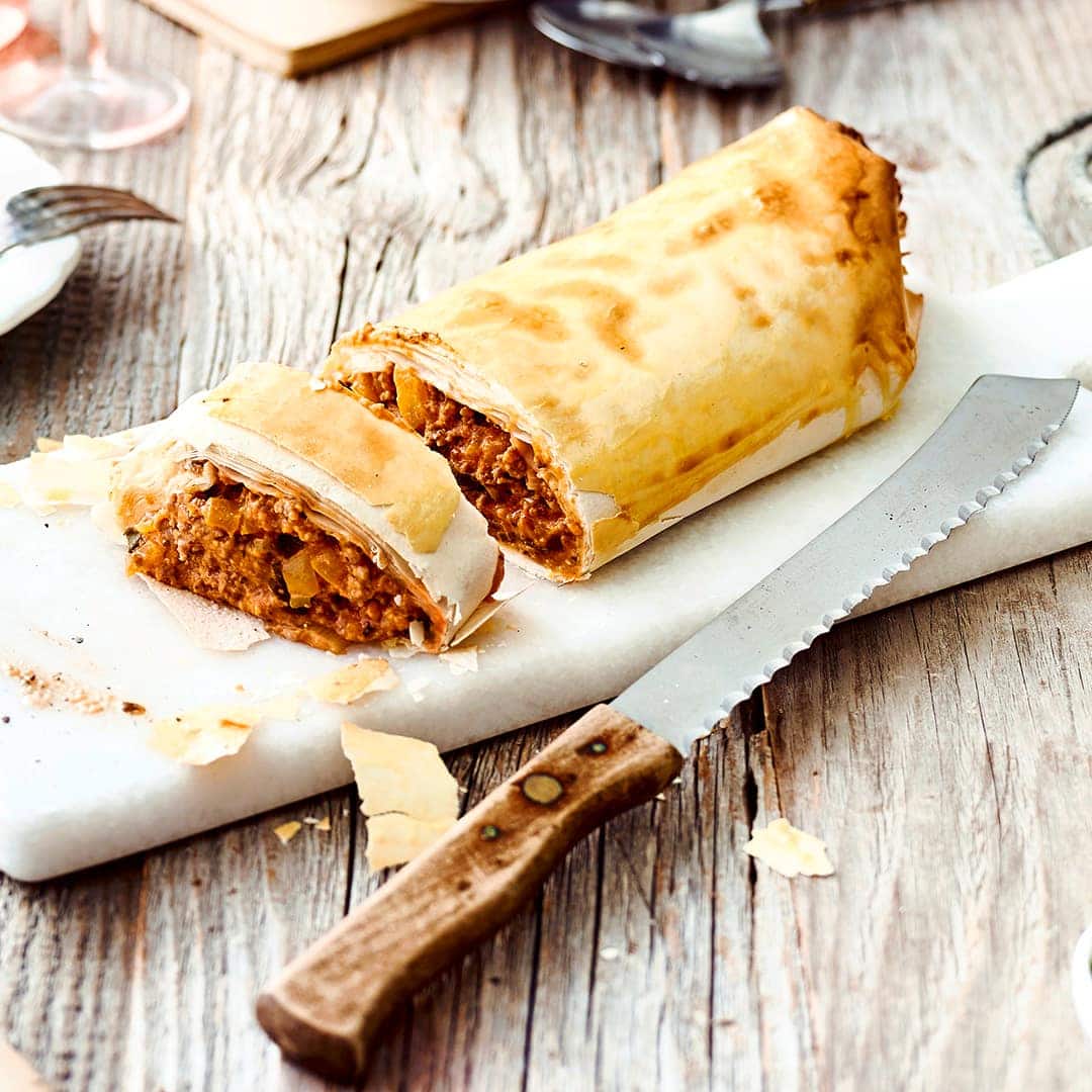 Bolognese-Soße mit Hackfleisch und Tomaten passt perfekt in einen Blätterteigstrudel. Mit unserem Rezept gelingt Ihnen eine köstliche, herzhafte Mahlzeit.